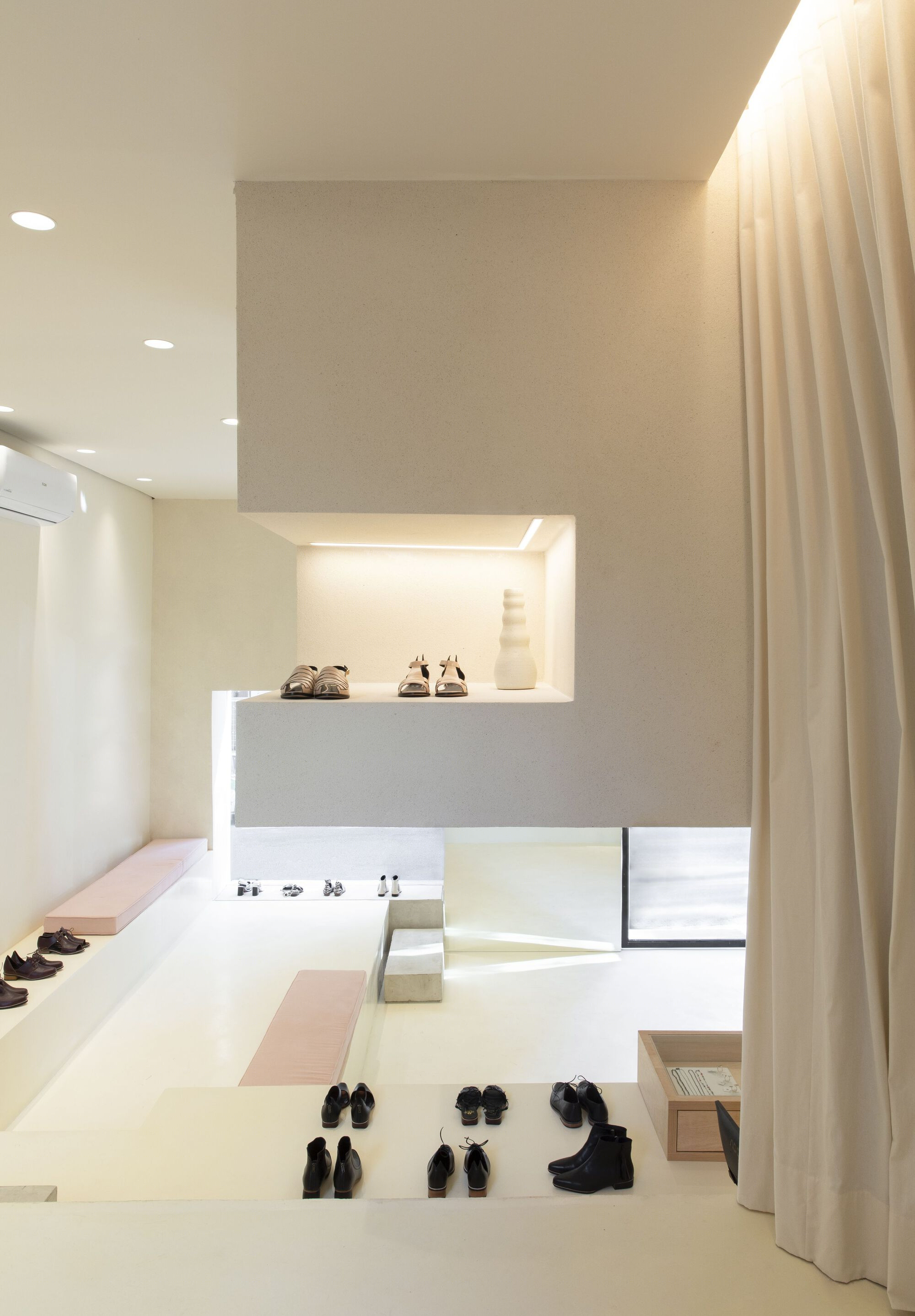 融贯环境的鞋店设计丨AR Arquitetos-2