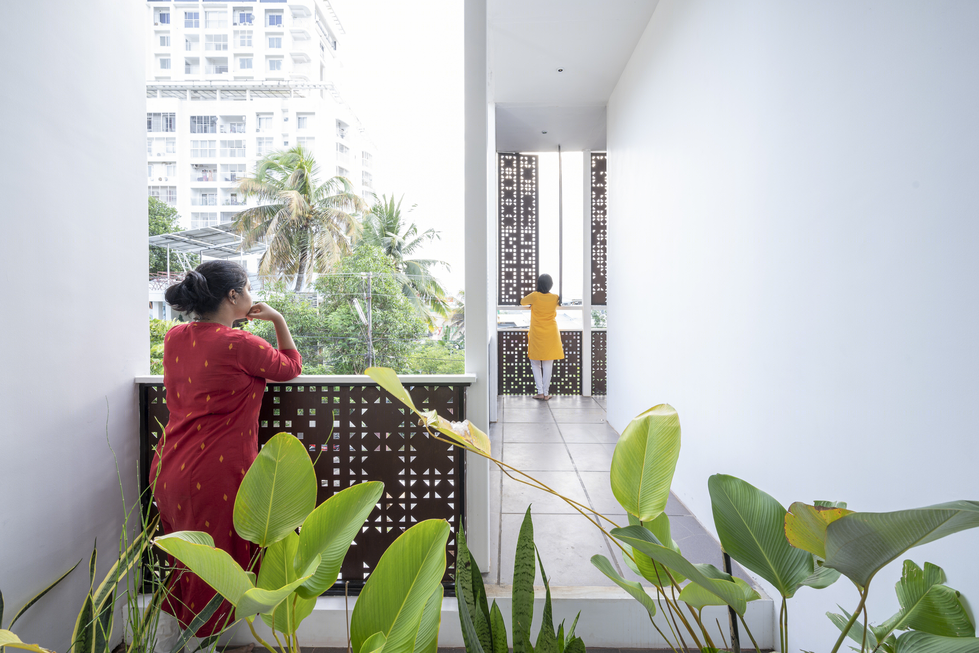 城市改造的新尝试 · 彩色阳光屏别墅丨印度特里凡得琅-5