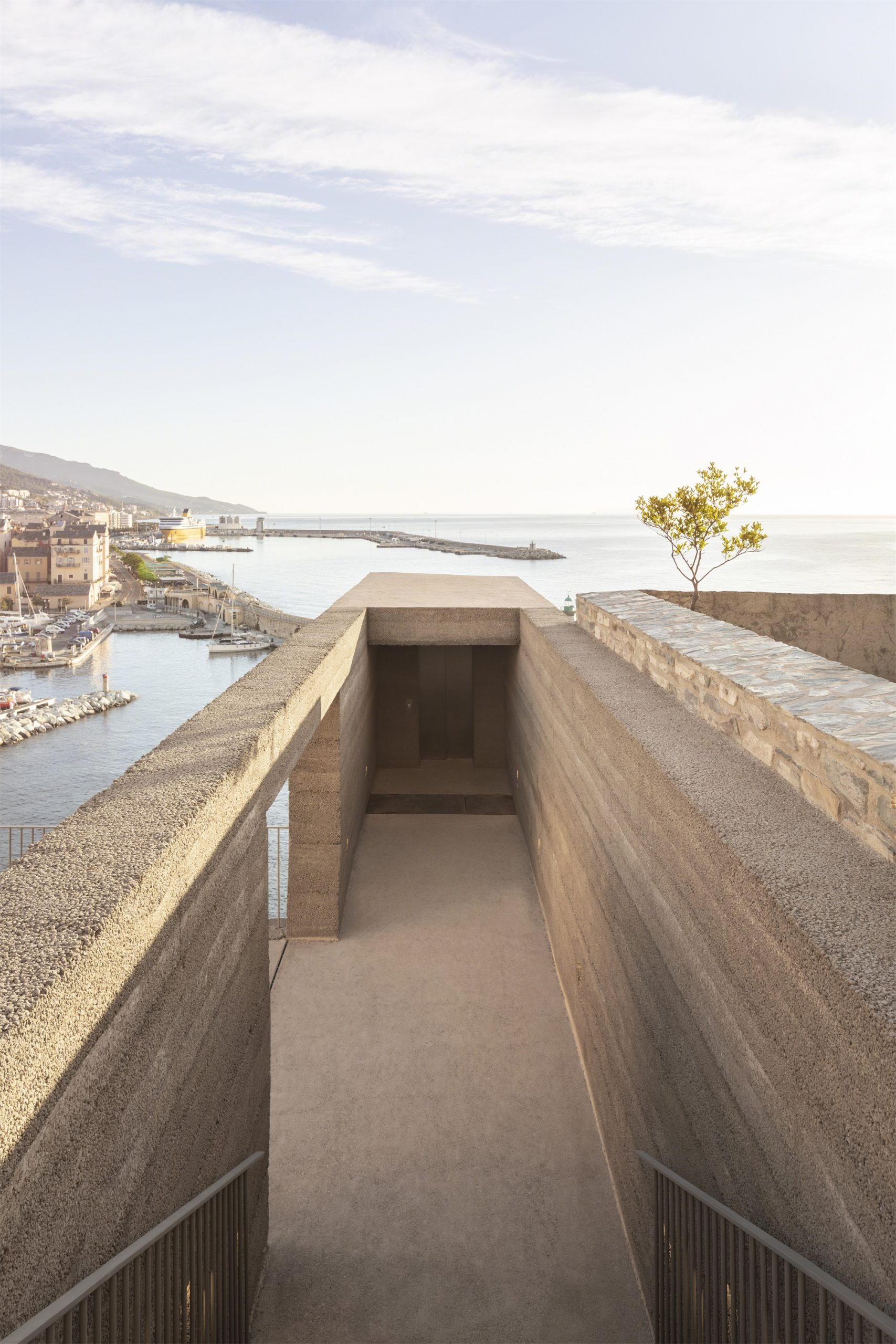 法国古城堡绿色公共空间设计丨Buzzo Spinelli Architecture-18