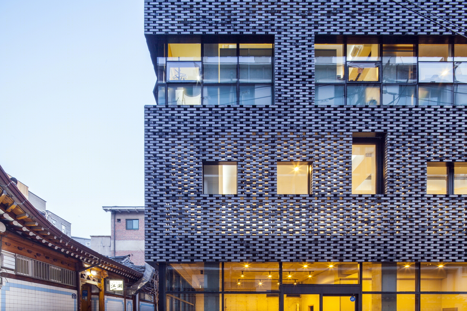 韩国Brick·Mesh混合用途建筑-15
