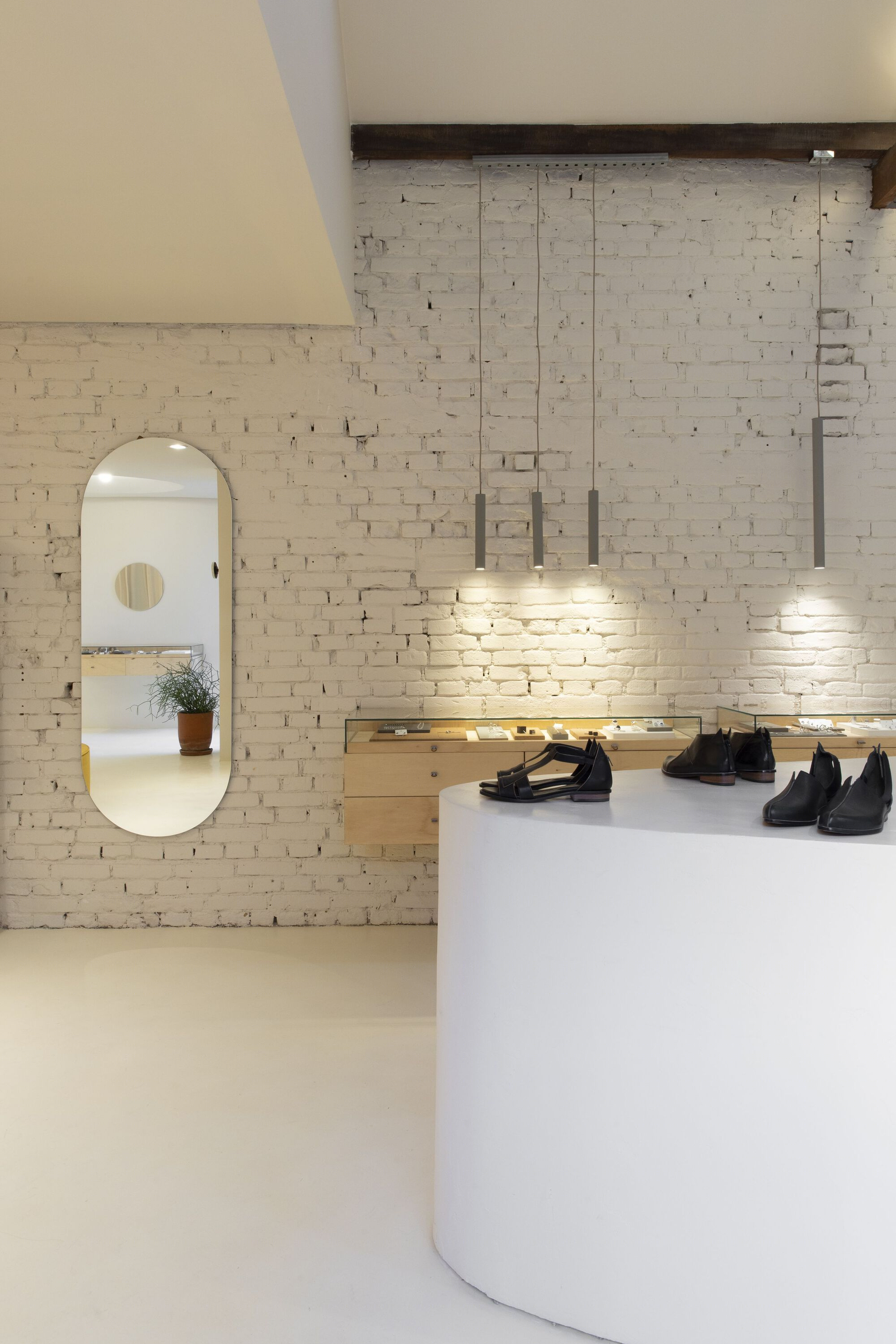 融贯环境的鞋店设计丨AR Arquitetos-8