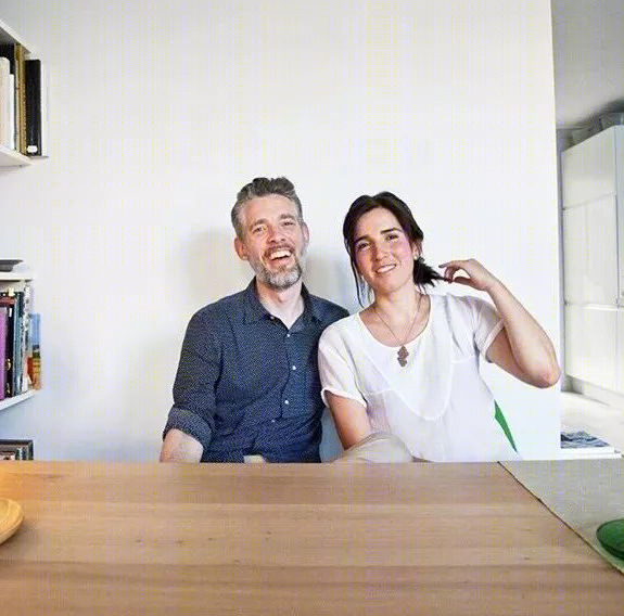 阿姆斯特丹双建筑师 50㎡舒适小家，书墙木桌打造实用空间-0