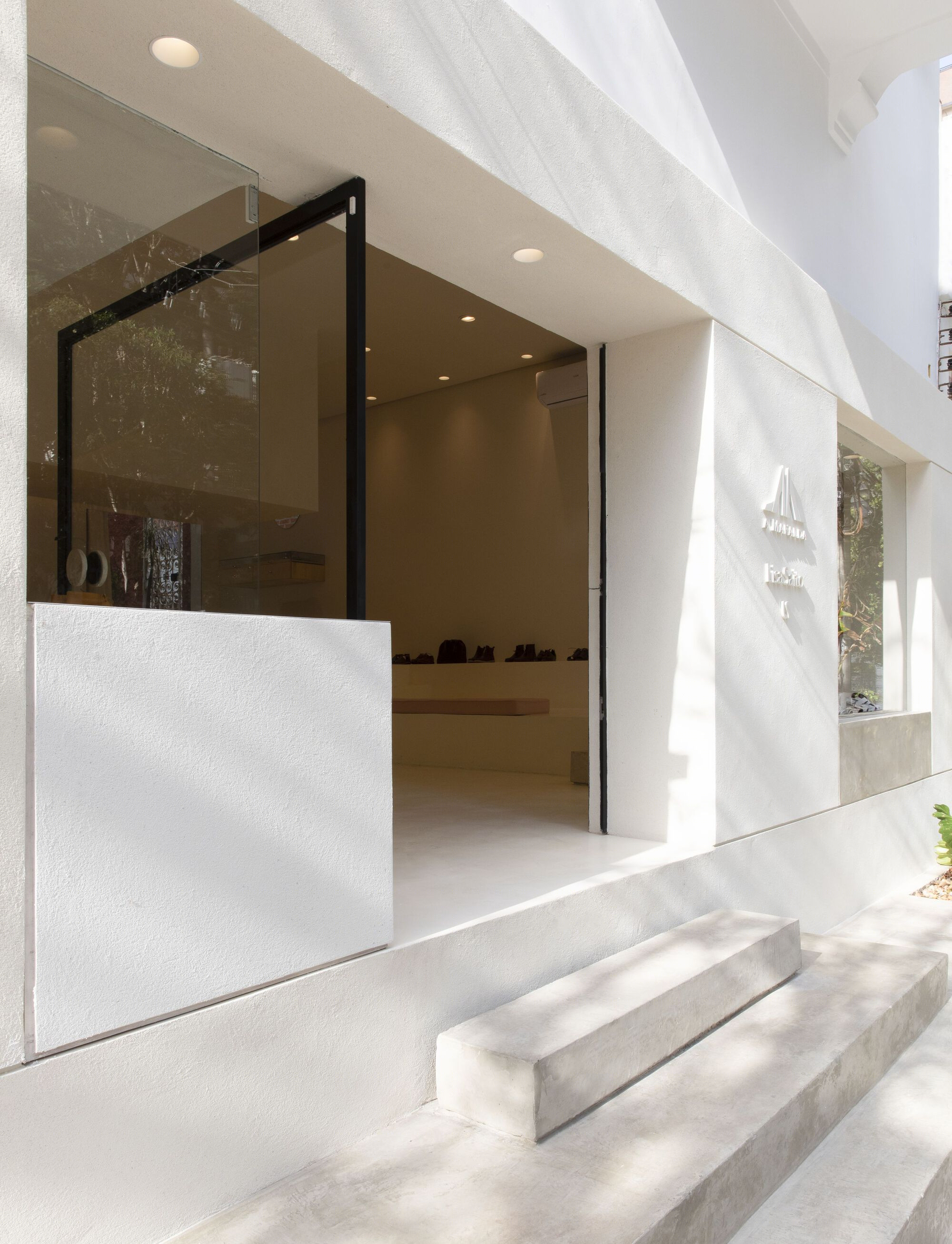 融贯环境的鞋店设计丨AR Arquitetos-11