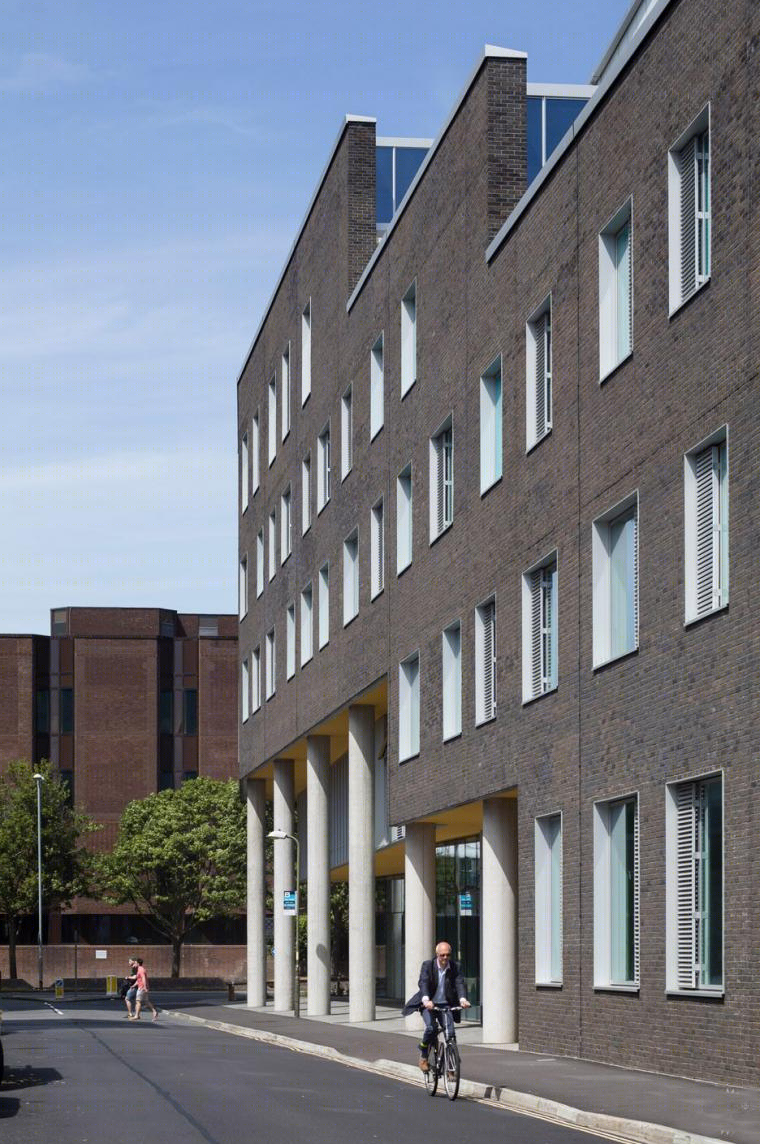 英国朴茨茅斯大学创意大楼-11