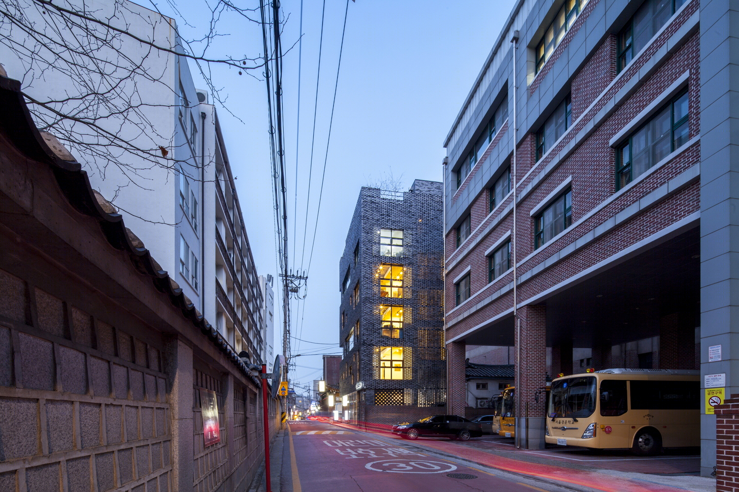 韩国Brick·Mesh混合用途建筑-19