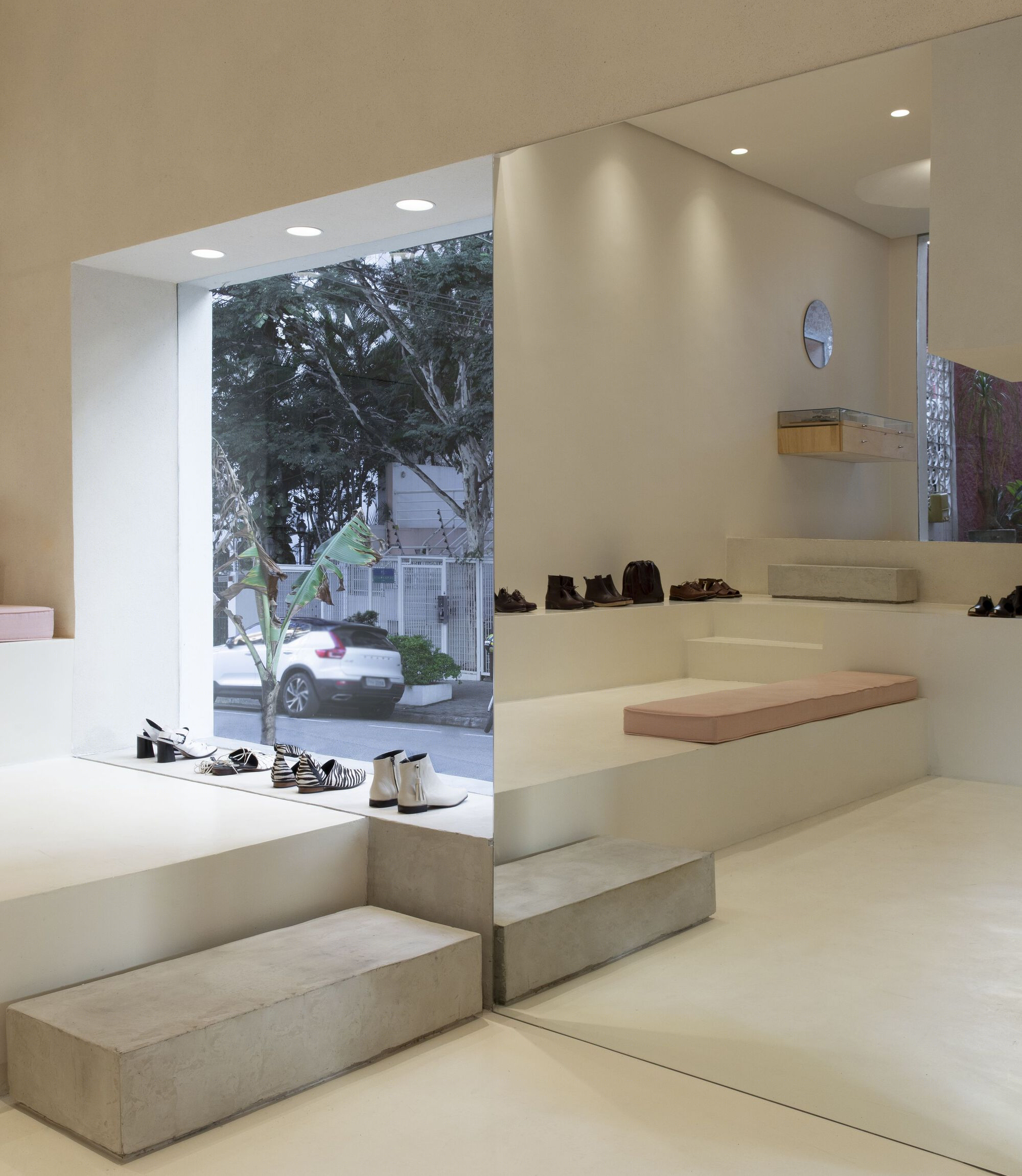 融贯环境的鞋店设计丨AR Arquitetos-14