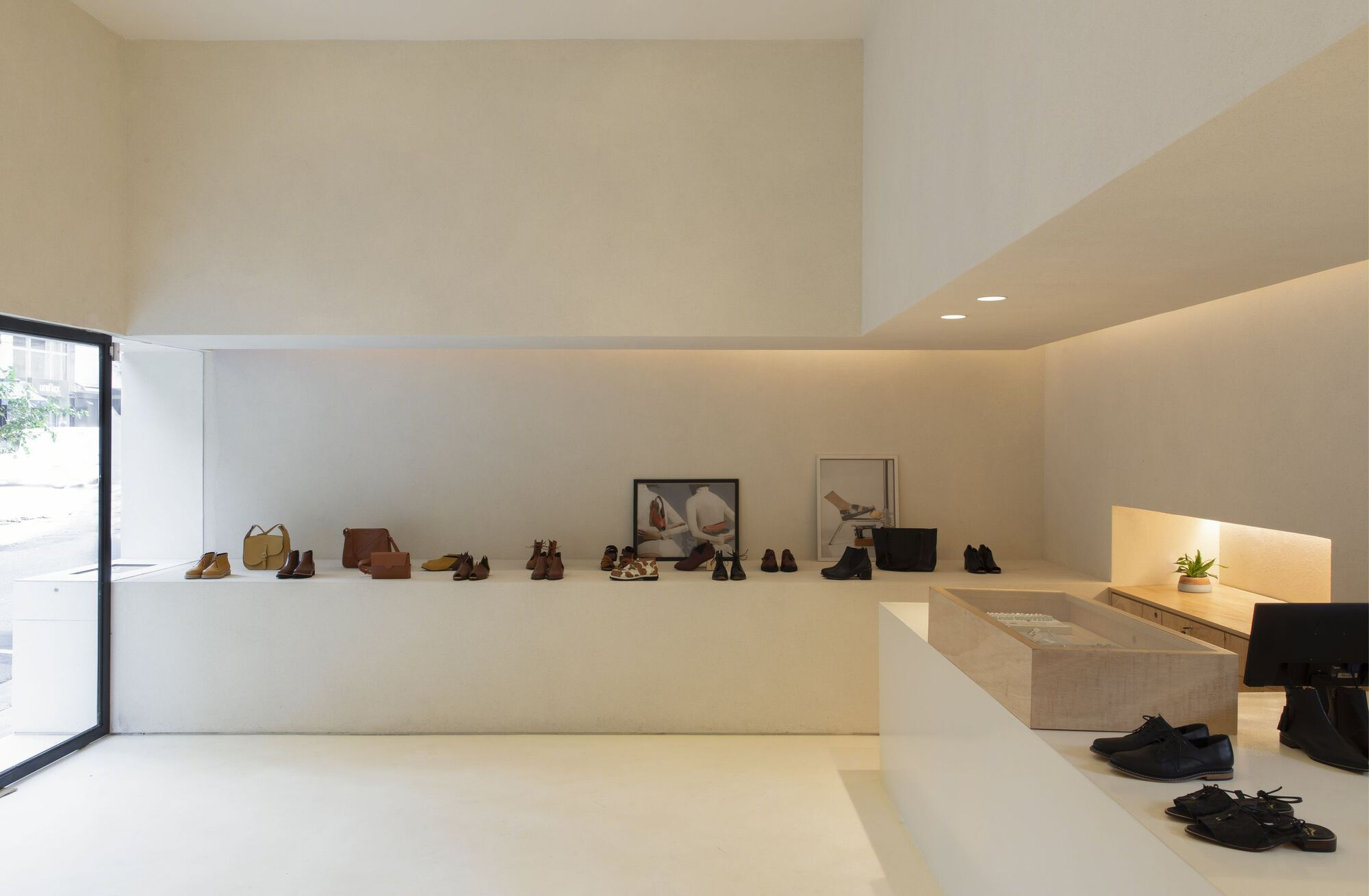 融贯环境的鞋店设计丨AR Arquitetos-15