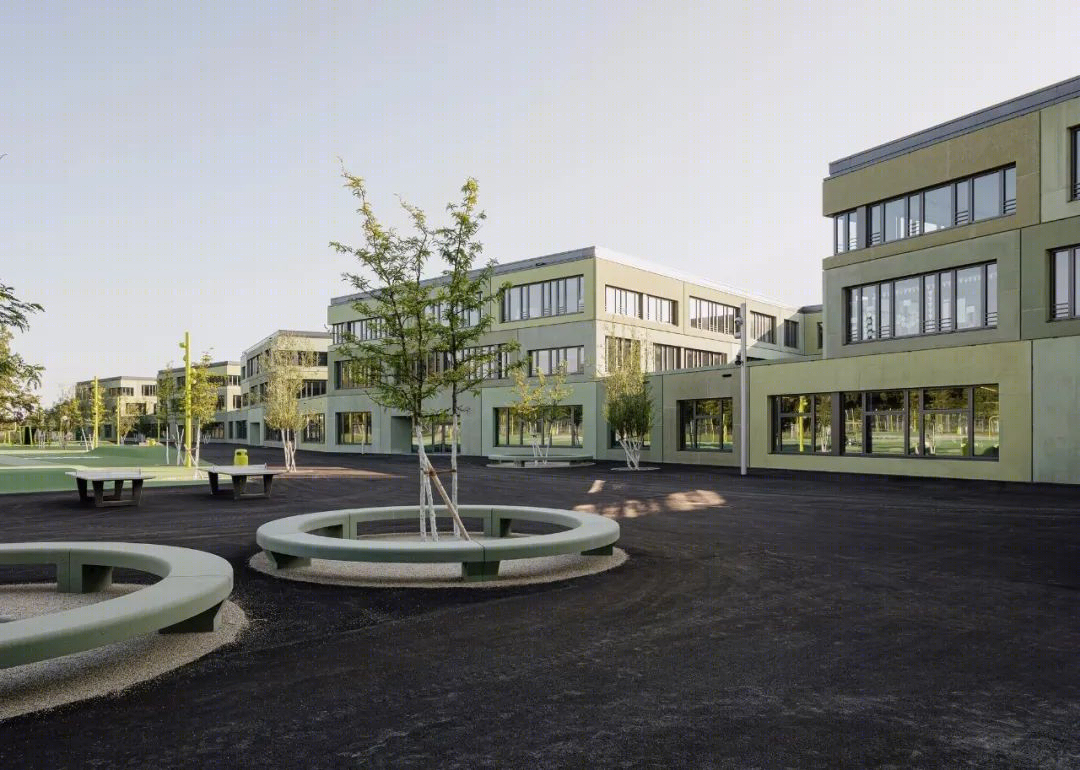 慕尼黑南站小学建筑群 | 五彩混凝土框架的雕塑立面-0