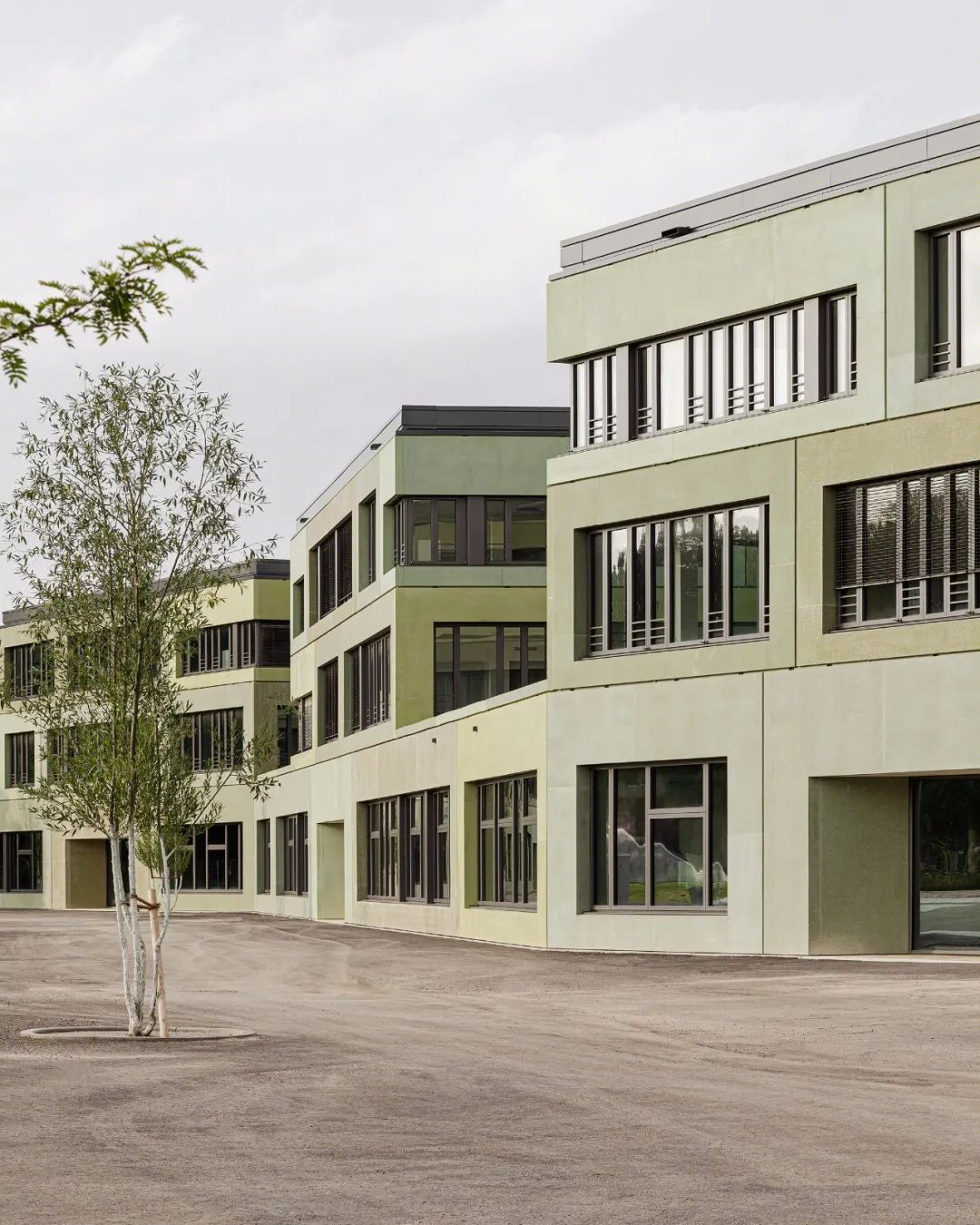 慕尼黑南站小学建筑群 | 五彩混凝土框架的雕塑立面-3