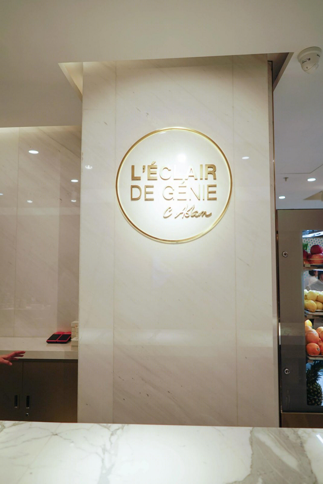 上海 L'EclairDeGenie 面包店 | 暖色调现代空间，镜面屏风创造三维装饰-16