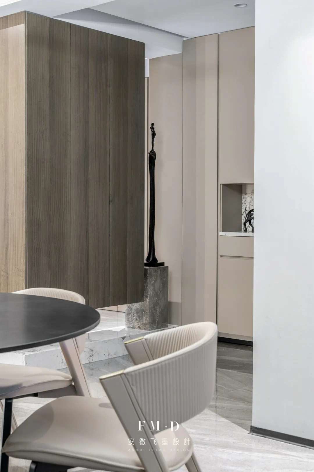 飞墨新作 || 三代同堂居140㎡现代私宅，悬浮玄关柜+开放式客餐厅布局，创意十足！-5