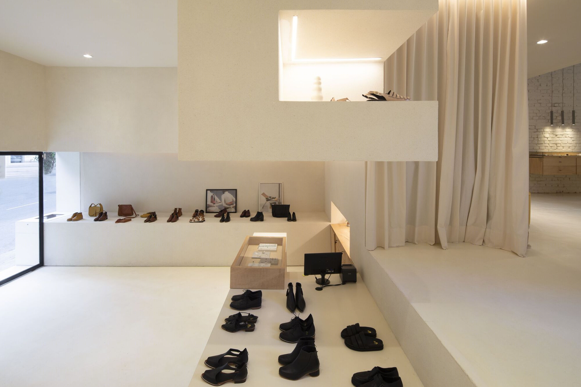 融贯环境的鞋店设计丨AR Arquitetos-19