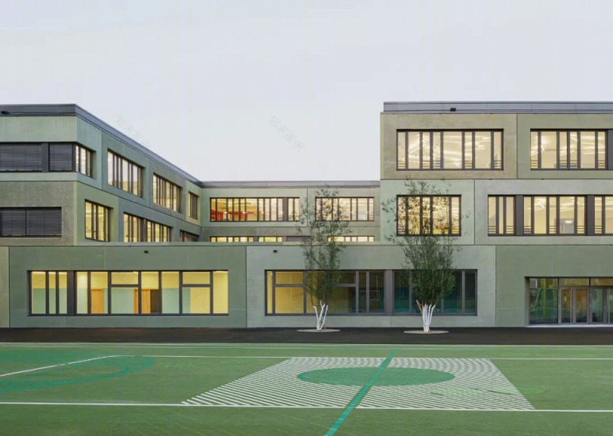 慕尼黑南站小学建筑群 | 五彩混凝土框架的雕塑立面-4