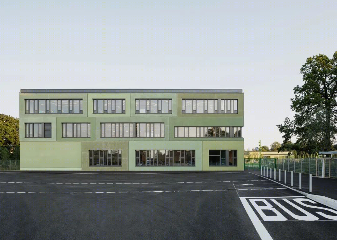 慕尼黑南站小学建筑群 | 五彩混凝土框架的雕塑立面-8
