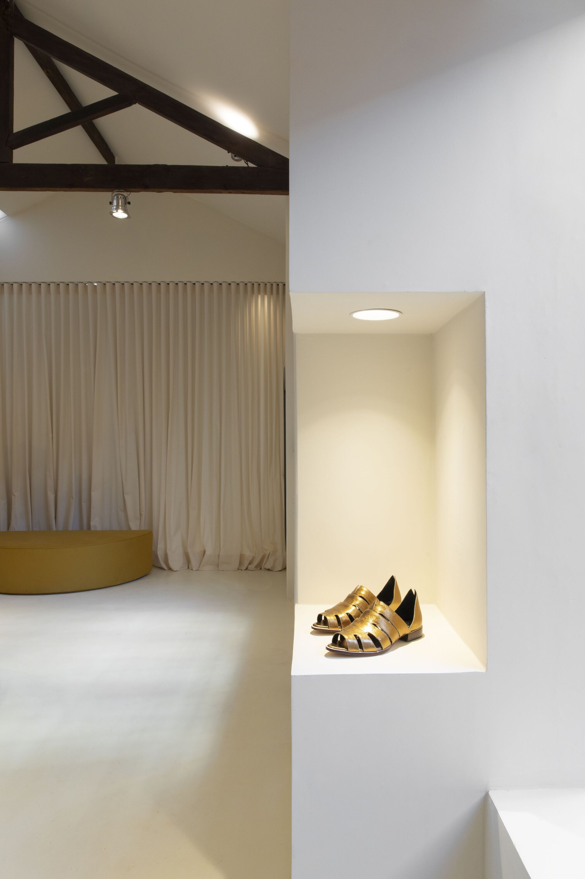 融贯环境的鞋店设计丨AR Arquitetos-21