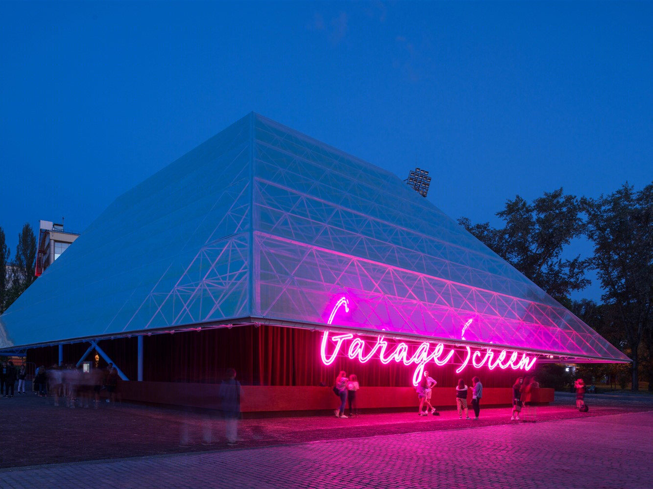 俄罗斯车库屏幕电影院-3