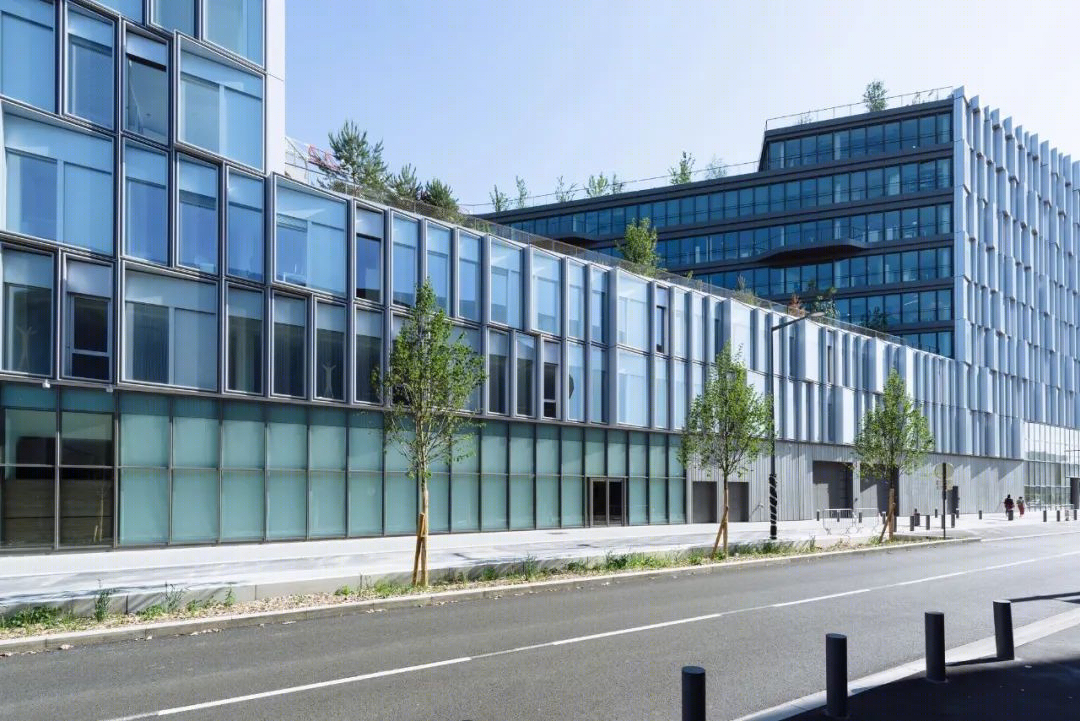 绿意盎然的城市避难所——玻璃办公立面++ 露台式庭院花园设计-18