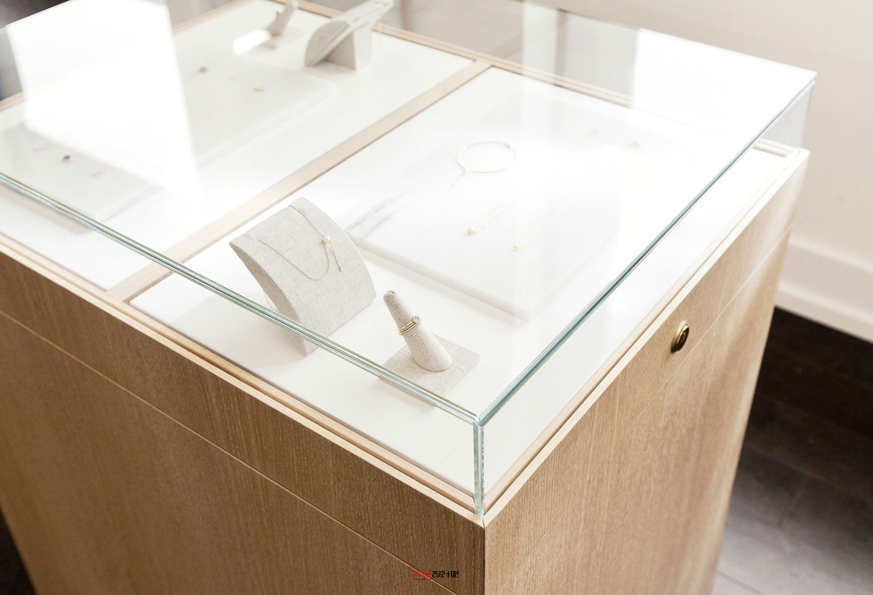 量身定制,优雅呈现——Early Work 打造珠宝展示空间-17