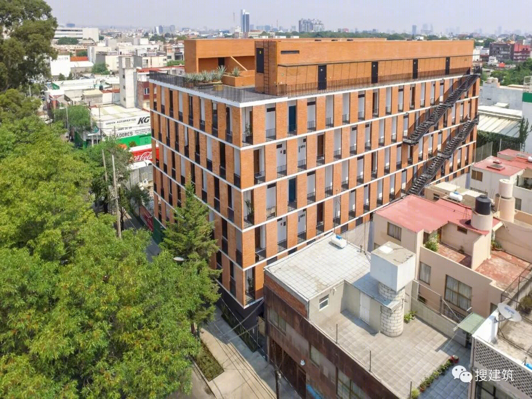 墨西哥市中心砖立面住宅 | 自然耐用,提供良好隐私与视野-1