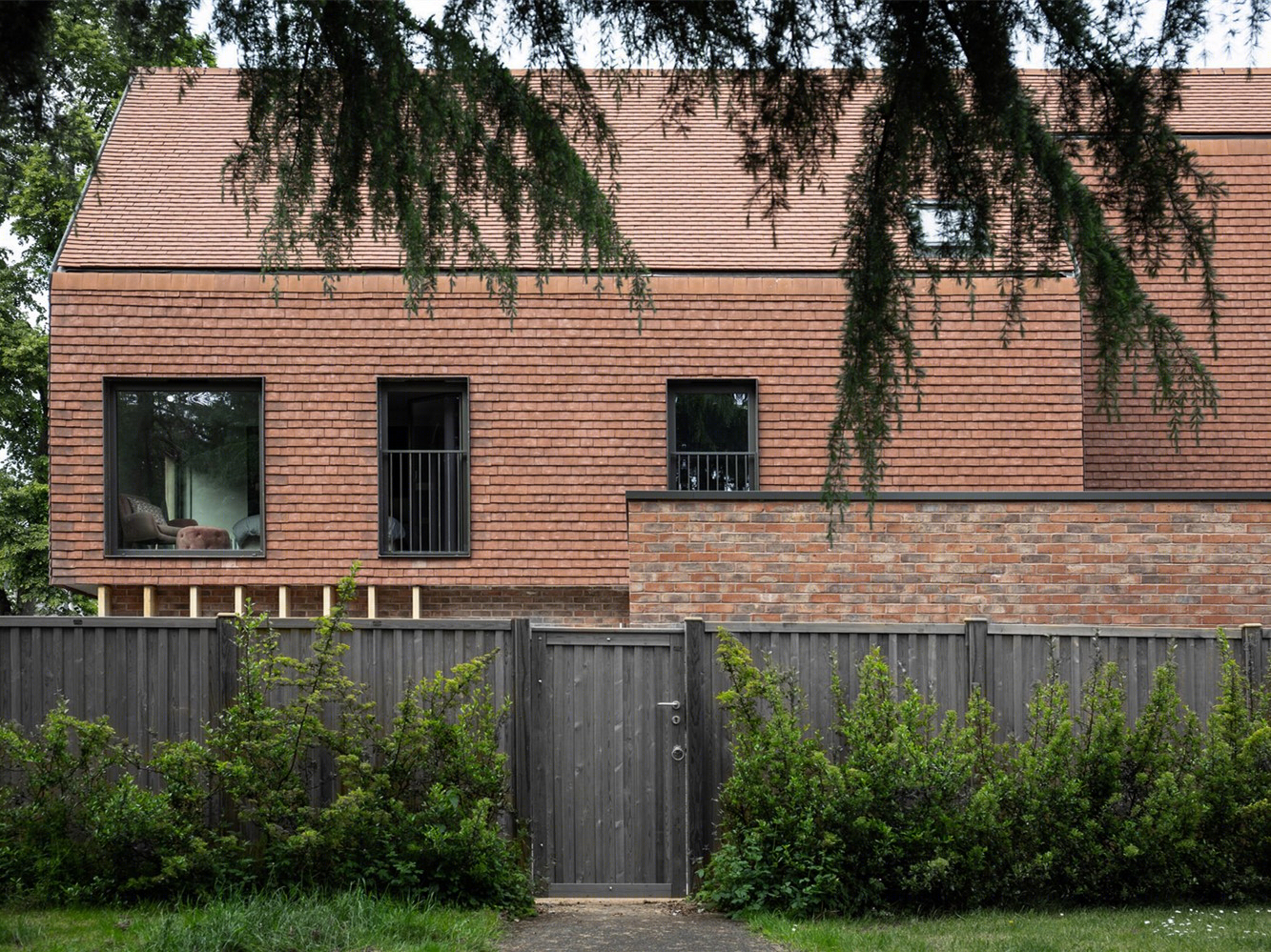 英国隐蔽的赤陶土住宅-3