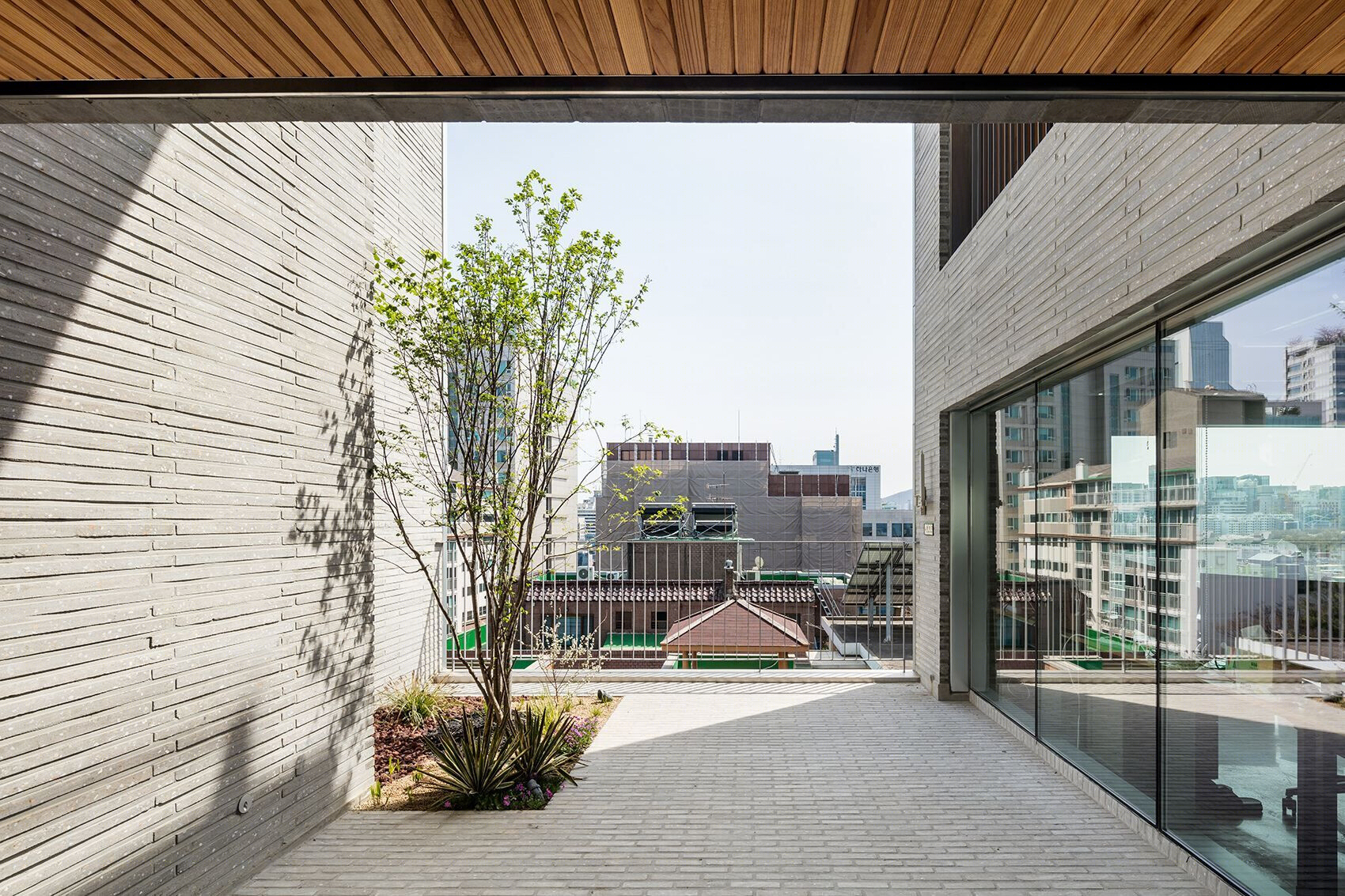 首尔“11 Terrace” · 打造与街道互动的办公空间-13