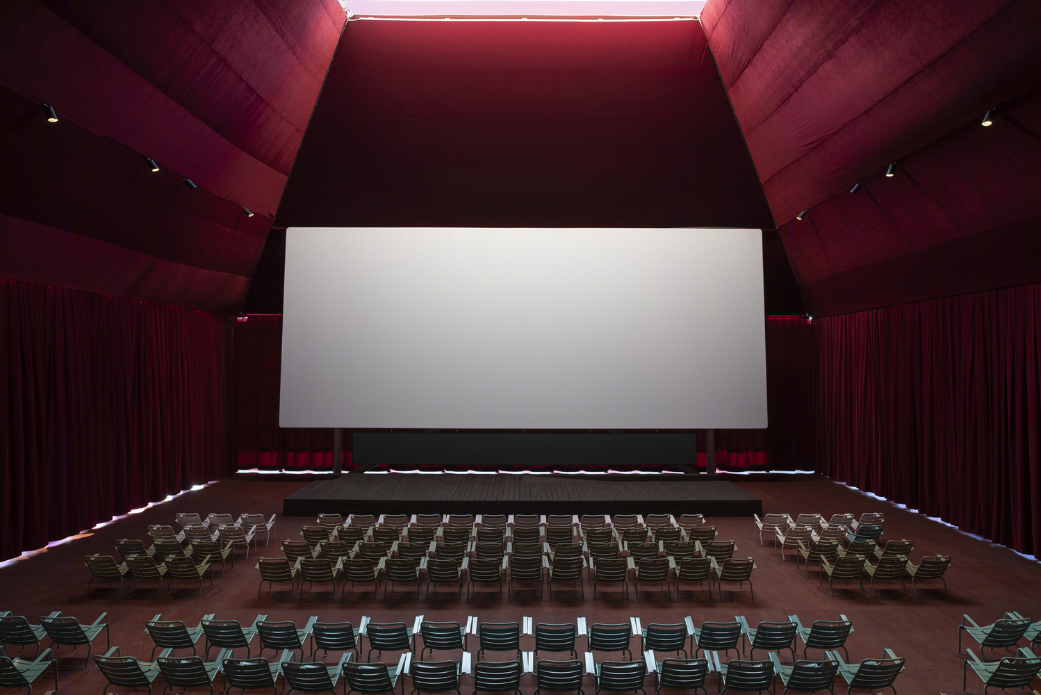 俄罗斯车库屏幕电影院-24