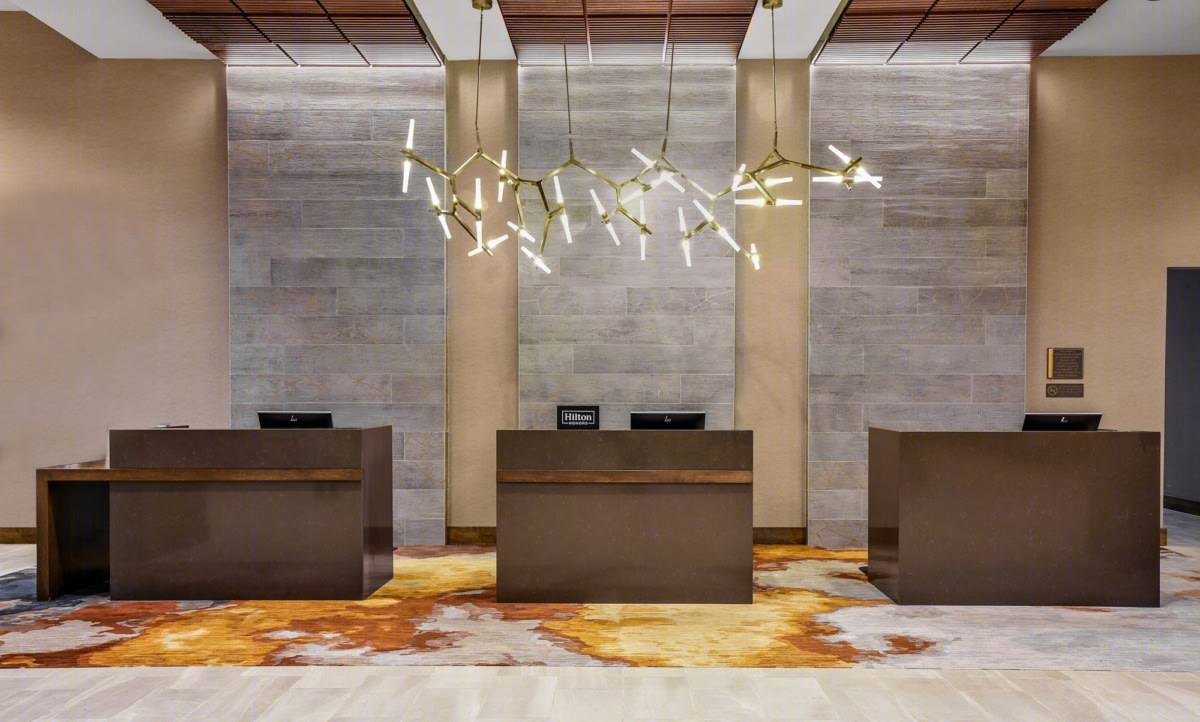 Hilton Jonesboro Red Wolf Convention Center,现代自然风情的温馨空间-7