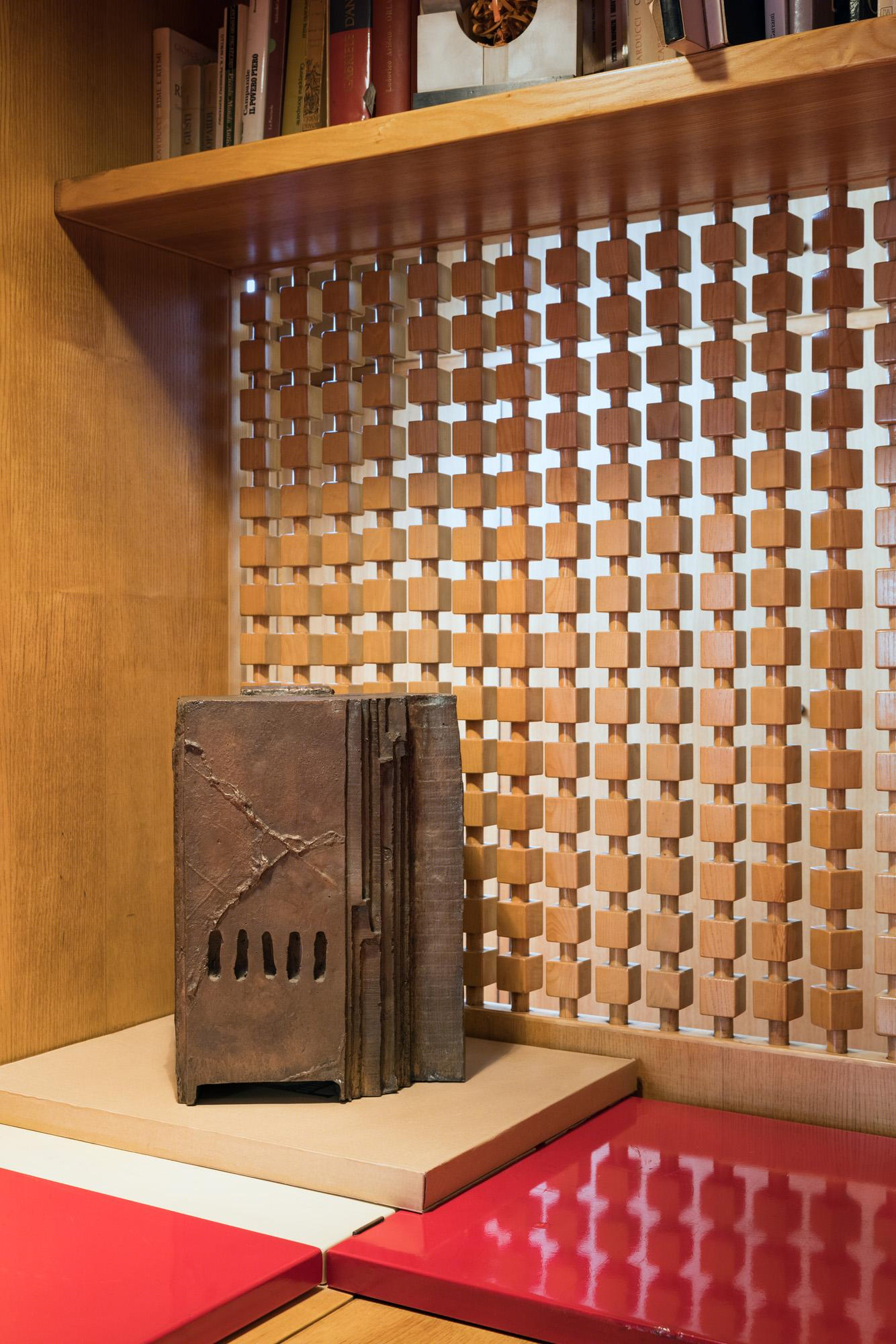 米兰 Triennale 设计博物馆展示 Ettore Sottsass 的紧凑公寓设计-28