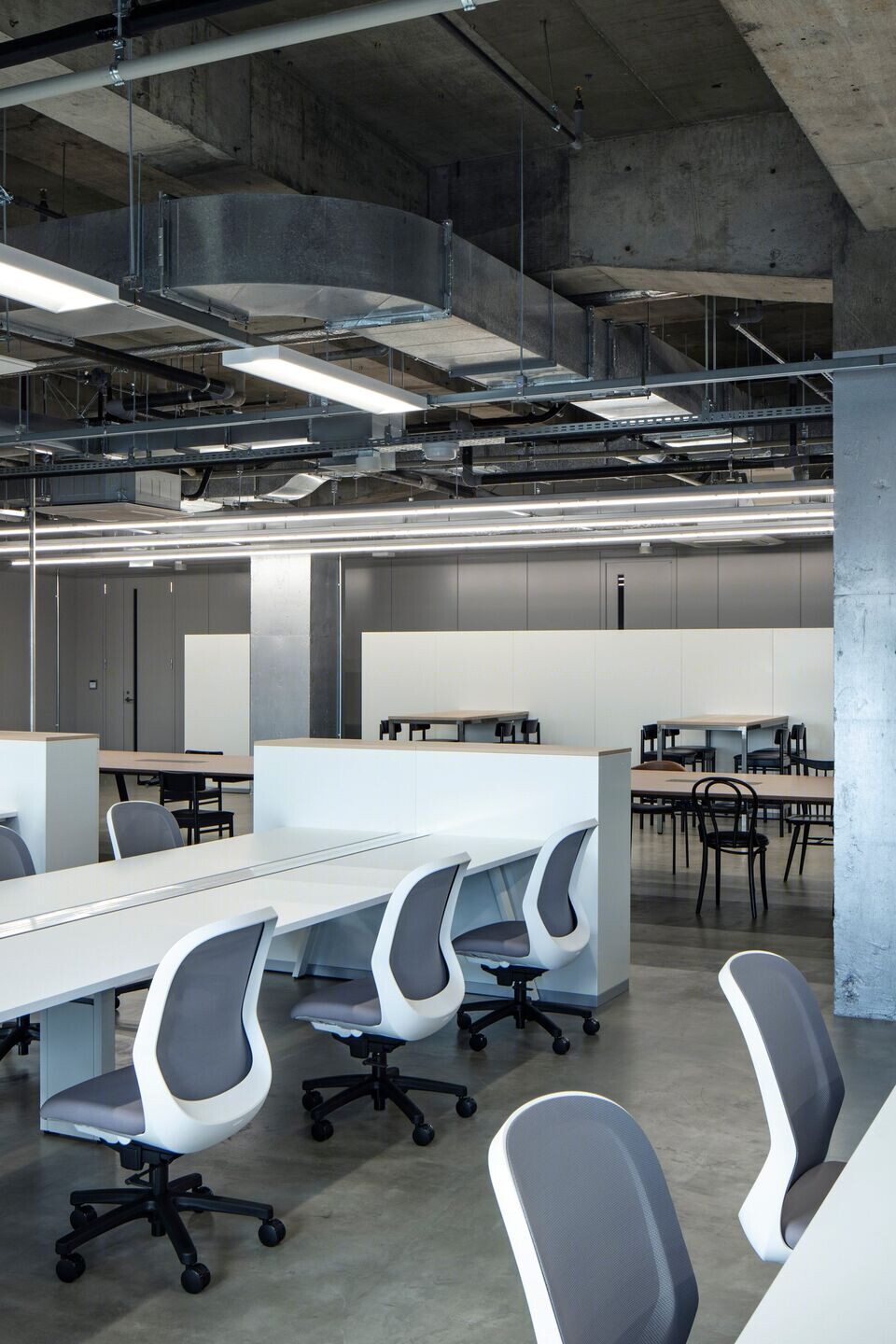 旧百货大楼翻新成灵活办公空间丨日本群马丨SAKUMAESHIMA-40