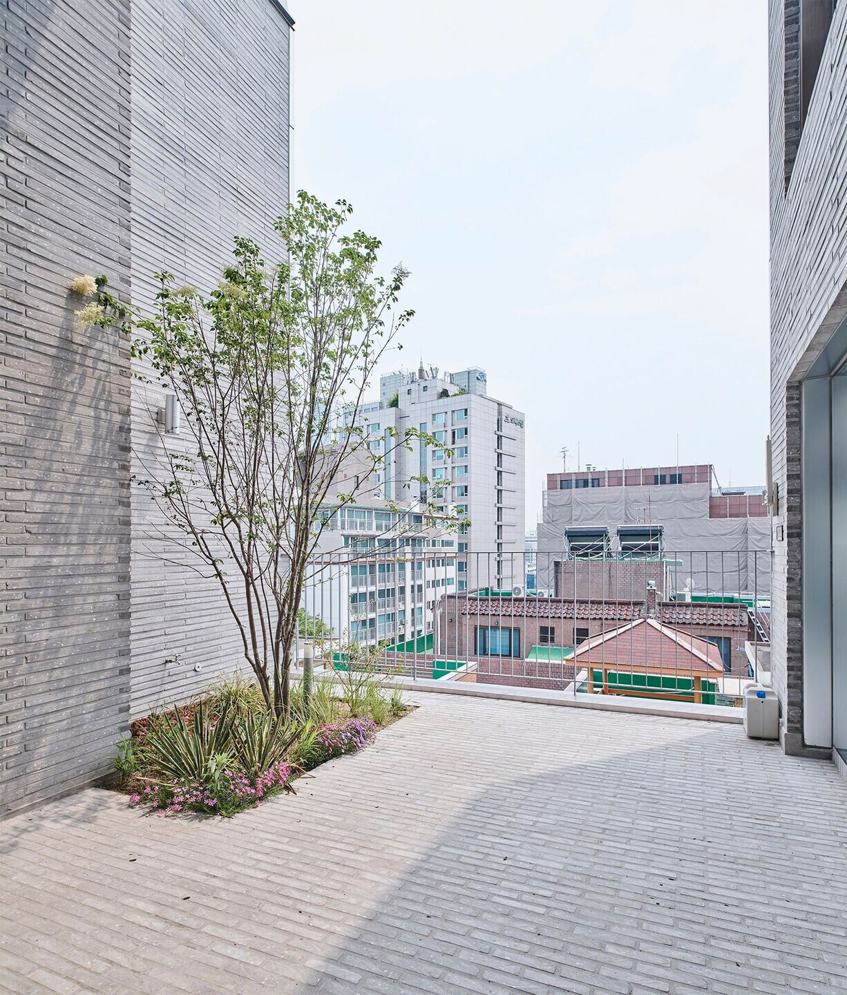 首尔“11 Terrace” · 打造与街道互动的办公空间-35