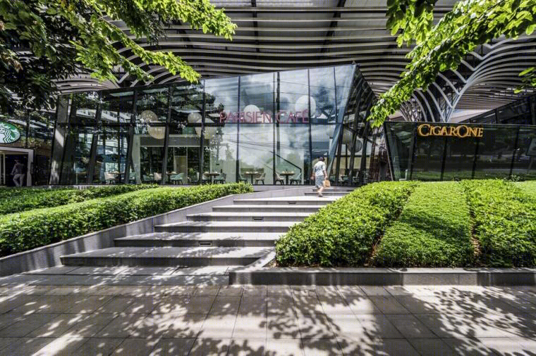 泰国树荫下的玻璃餐厅 | 优雅融合自然与现代设计-22