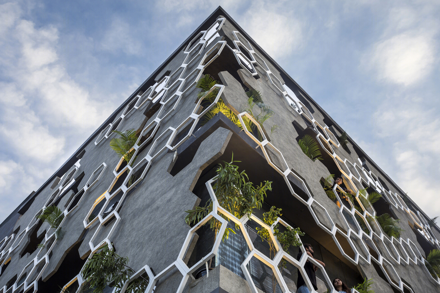 印度 Hexalace 开放式零售建筑 | 遮荫呼吸的混凝土艺术-11