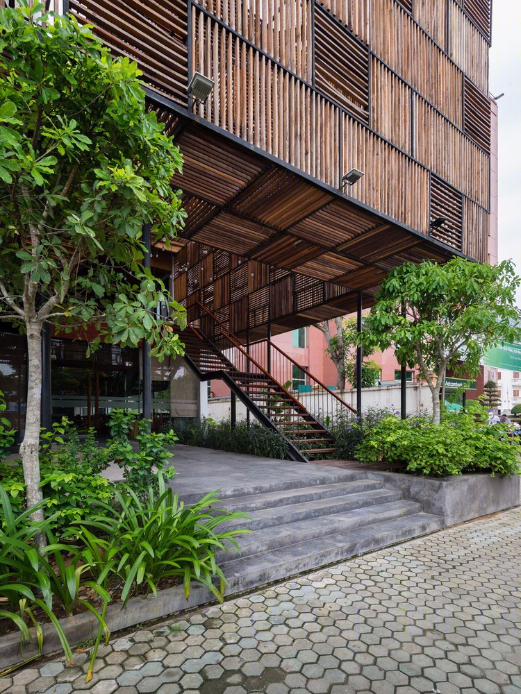 越南荣市“绿意盎然”弯曲旧建筑改建酒店-5