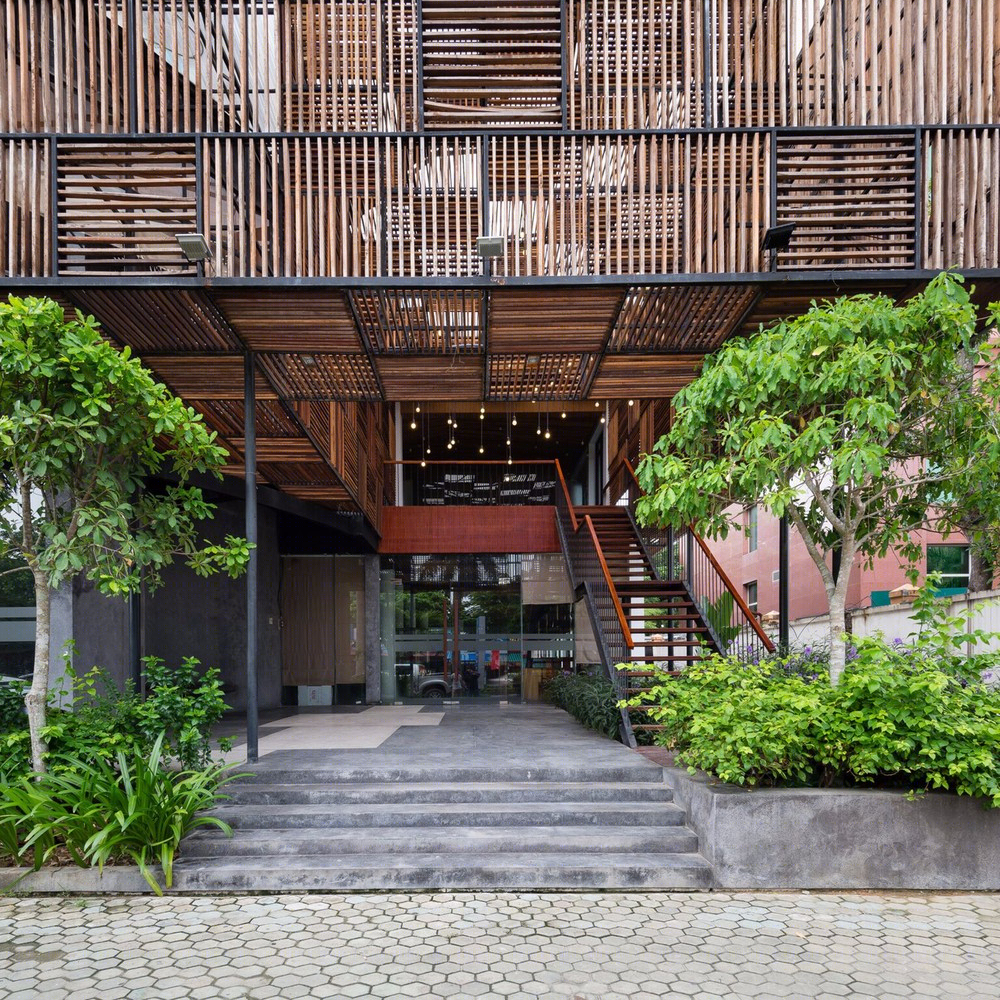 越南荣市“绿意盎然”弯曲旧建筑改建酒店-7