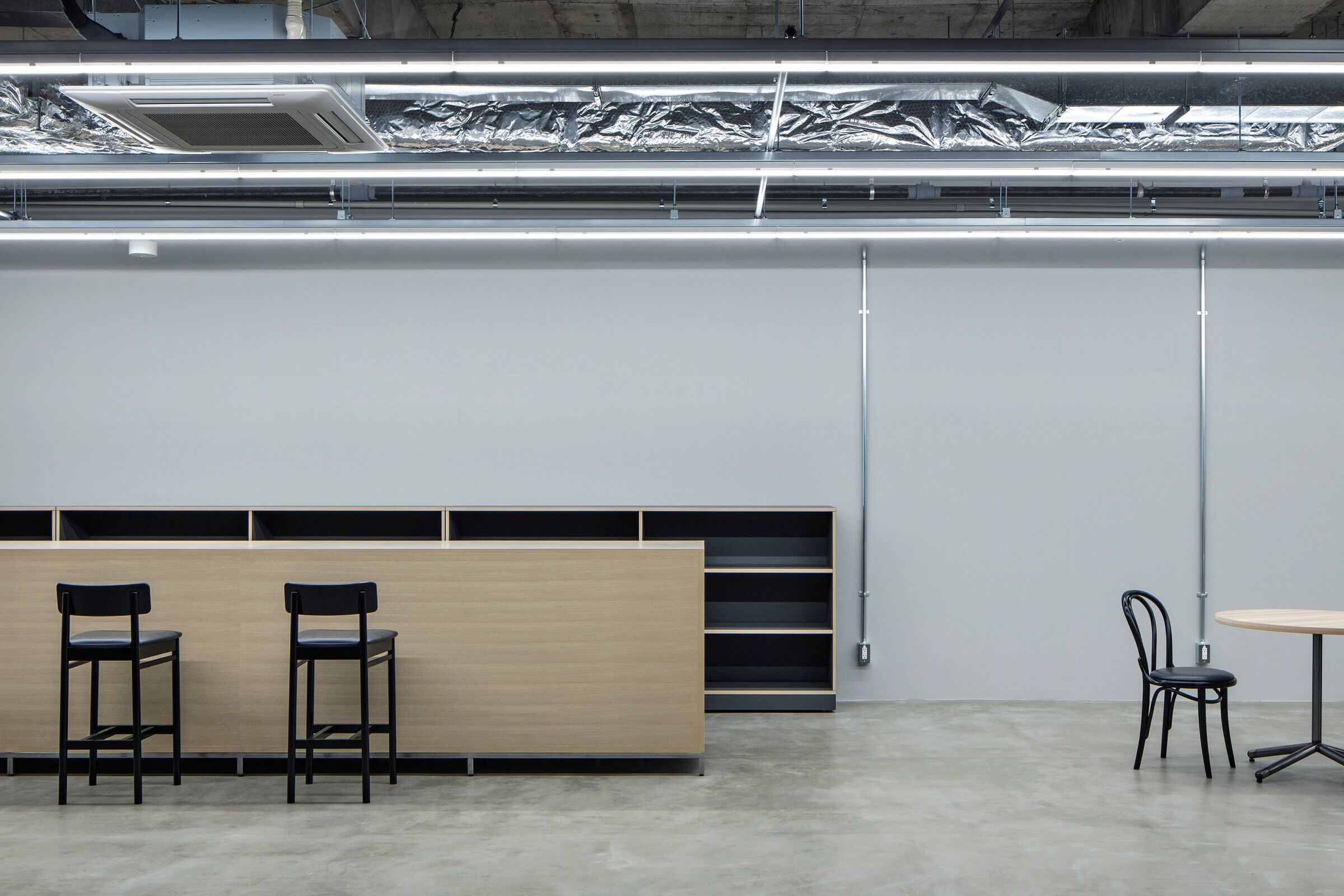 旧百货大楼翻新成灵活办公空间丨日本群马丨SAKUMAESHIMA-50