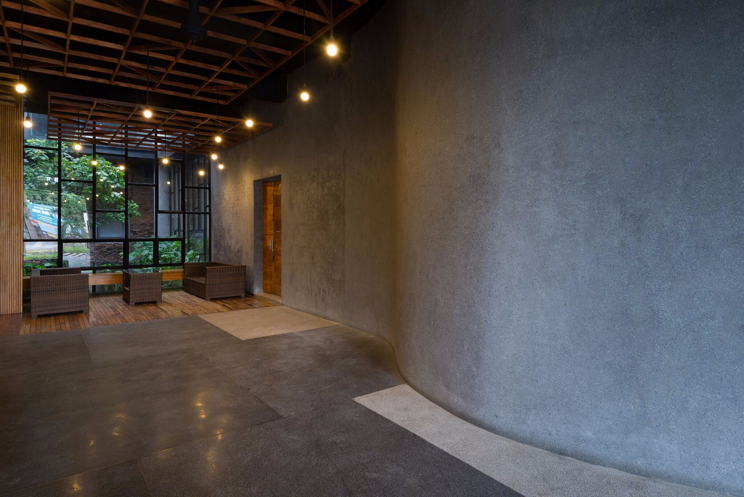 越南荣市“绿意盎然”弯曲旧建筑改建酒店-10