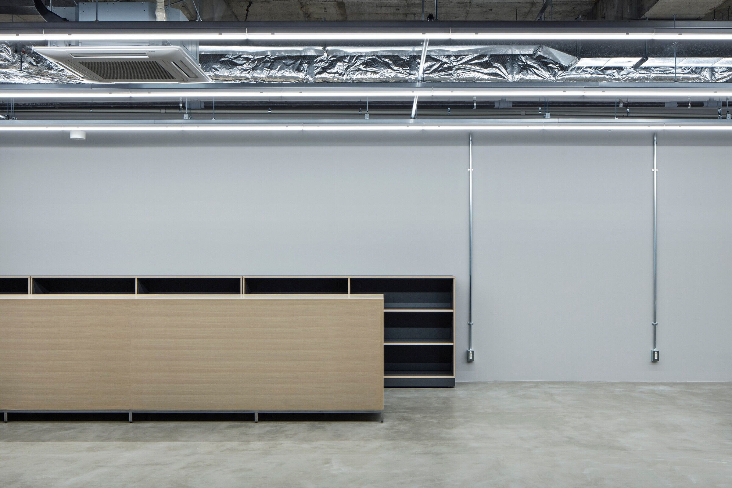 旧百货大楼翻新成灵活办公空间丨日本群马丨SAKUMAESHIMA-51