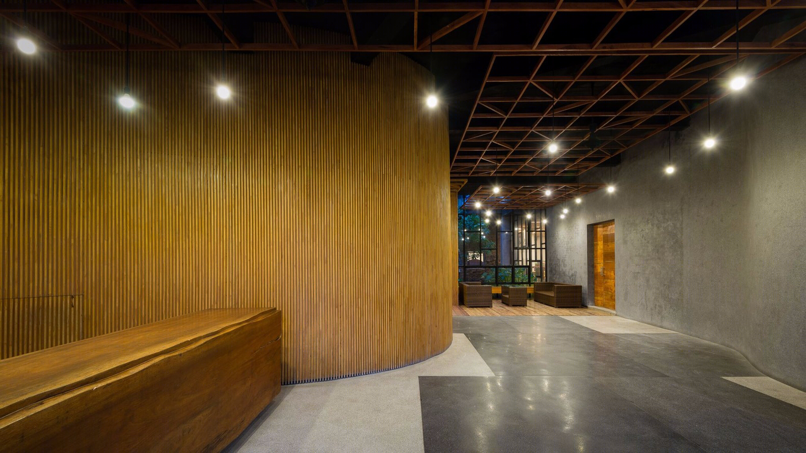 越南荣市“绿意盎然”弯曲旧建筑改建酒店-12