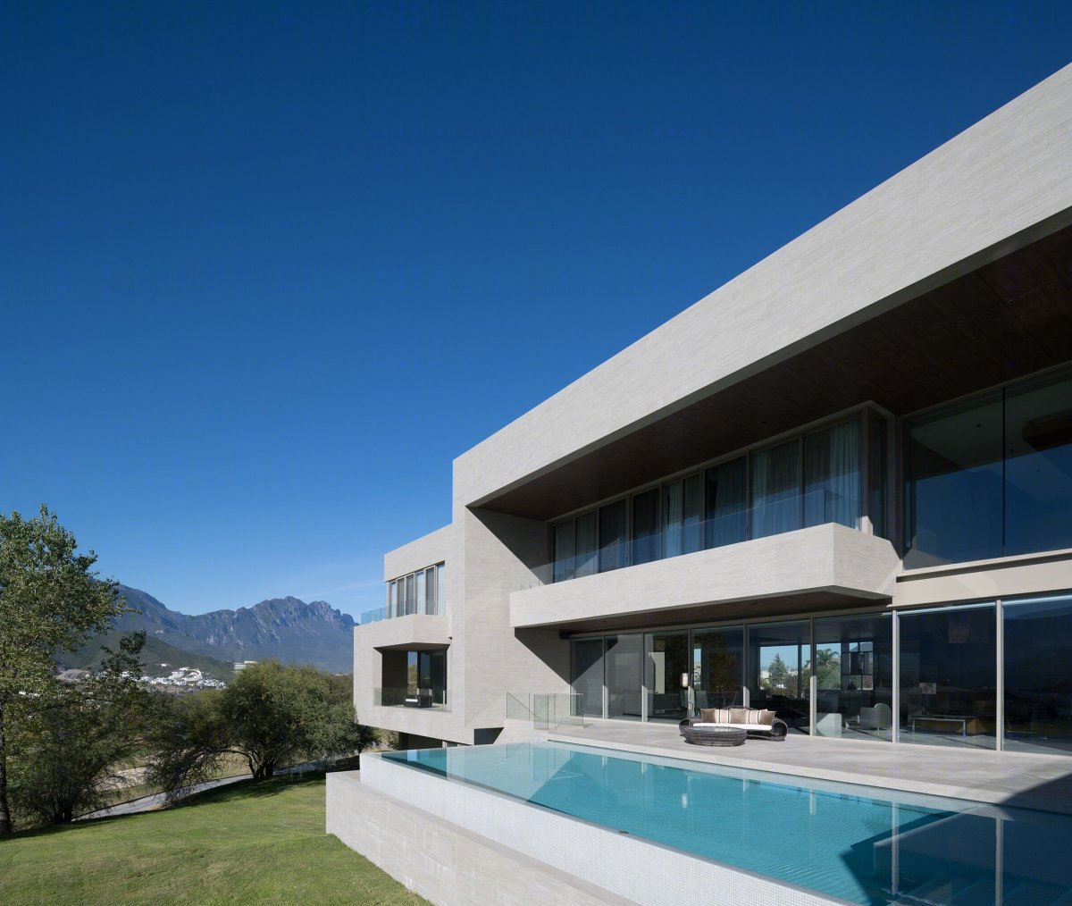墨西哥 M+B Residence | 玻璃与线性设计的奢华独栋住宅-12