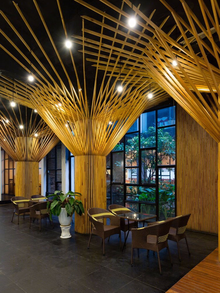 越南荣市“绿意盎然”弯曲旧建筑改建酒店-13