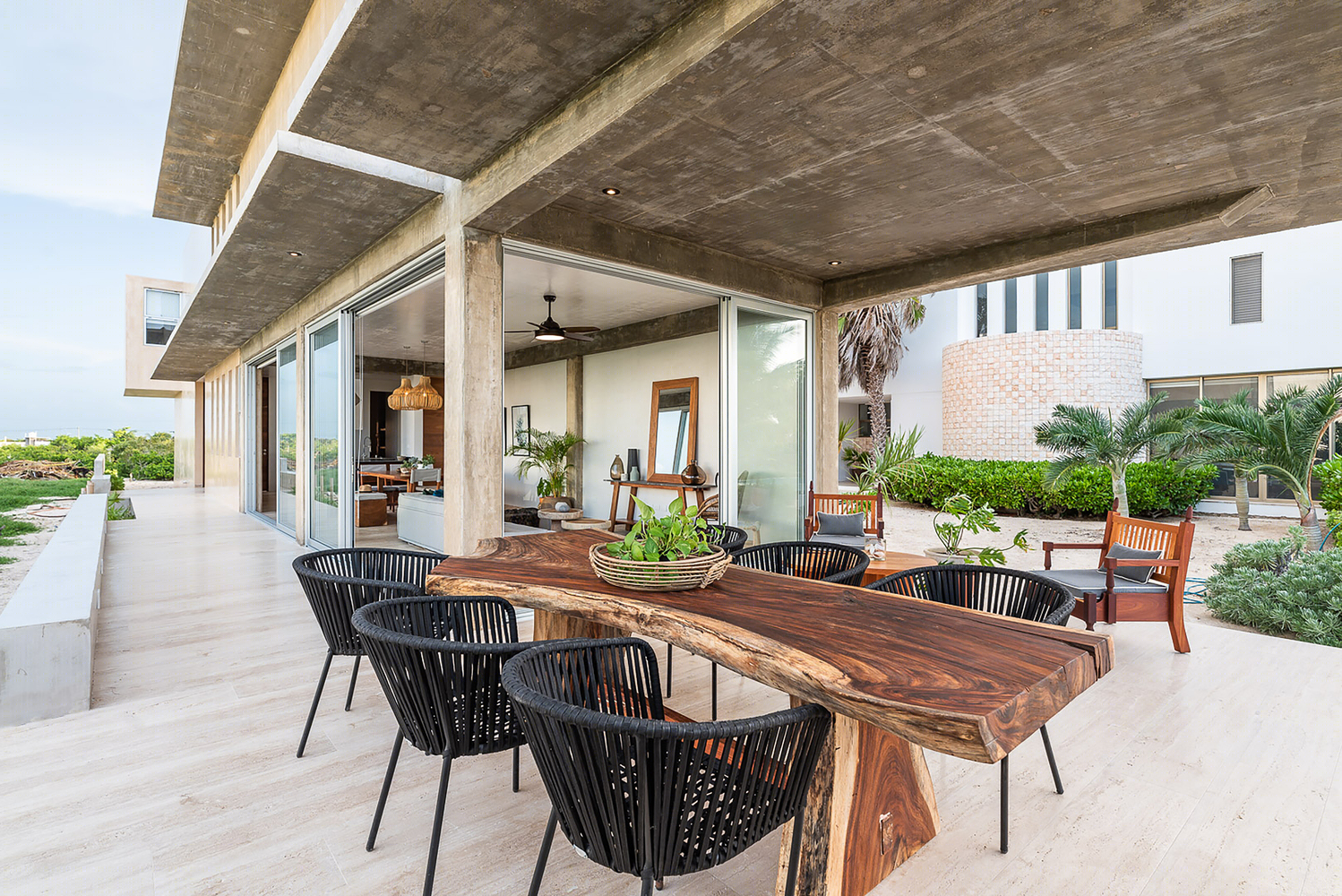 墨西哥海岸混凝土双床房住宅，自然材料打造舒适度假空间-9