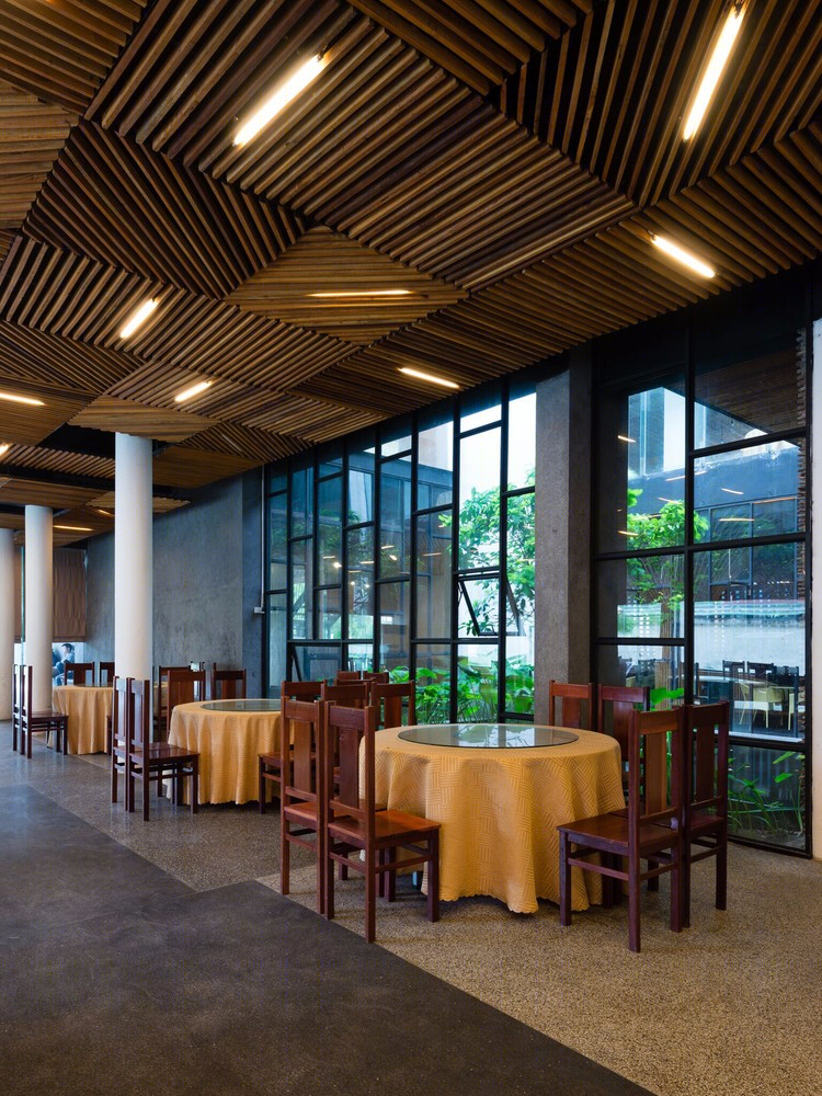 越南荣市“绿意盎然”弯曲旧建筑改建酒店-14
