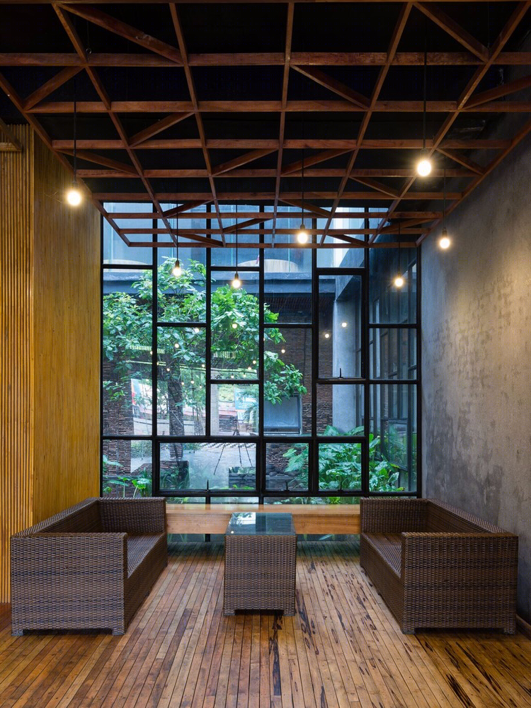 越南荣市“绿意盎然”弯曲旧建筑改建酒店-15