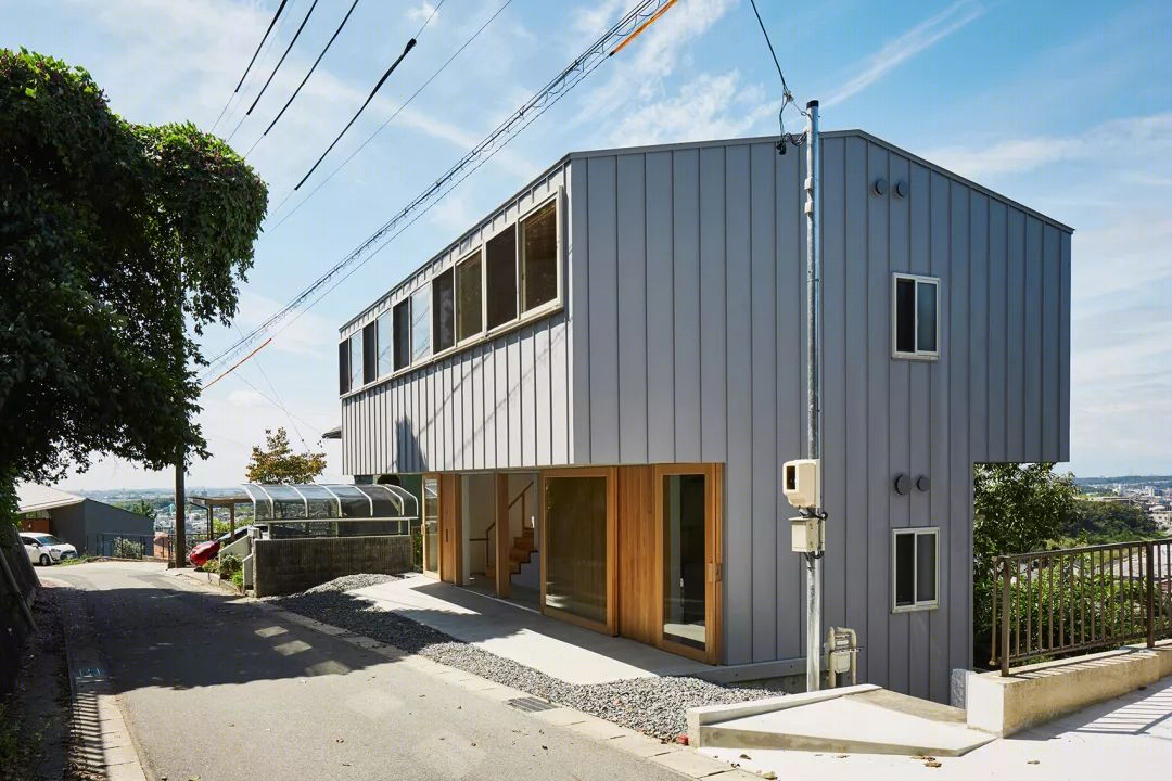 日本三平台住宅 | 嵌入山坡的自然生活空间-0