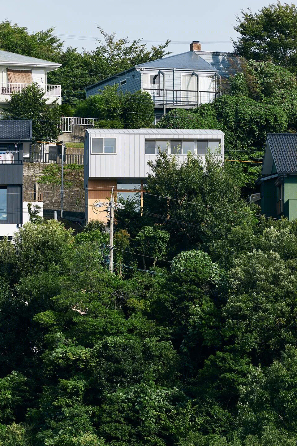 日本三平台住宅 | 嵌入山坡的自然生活空间-6