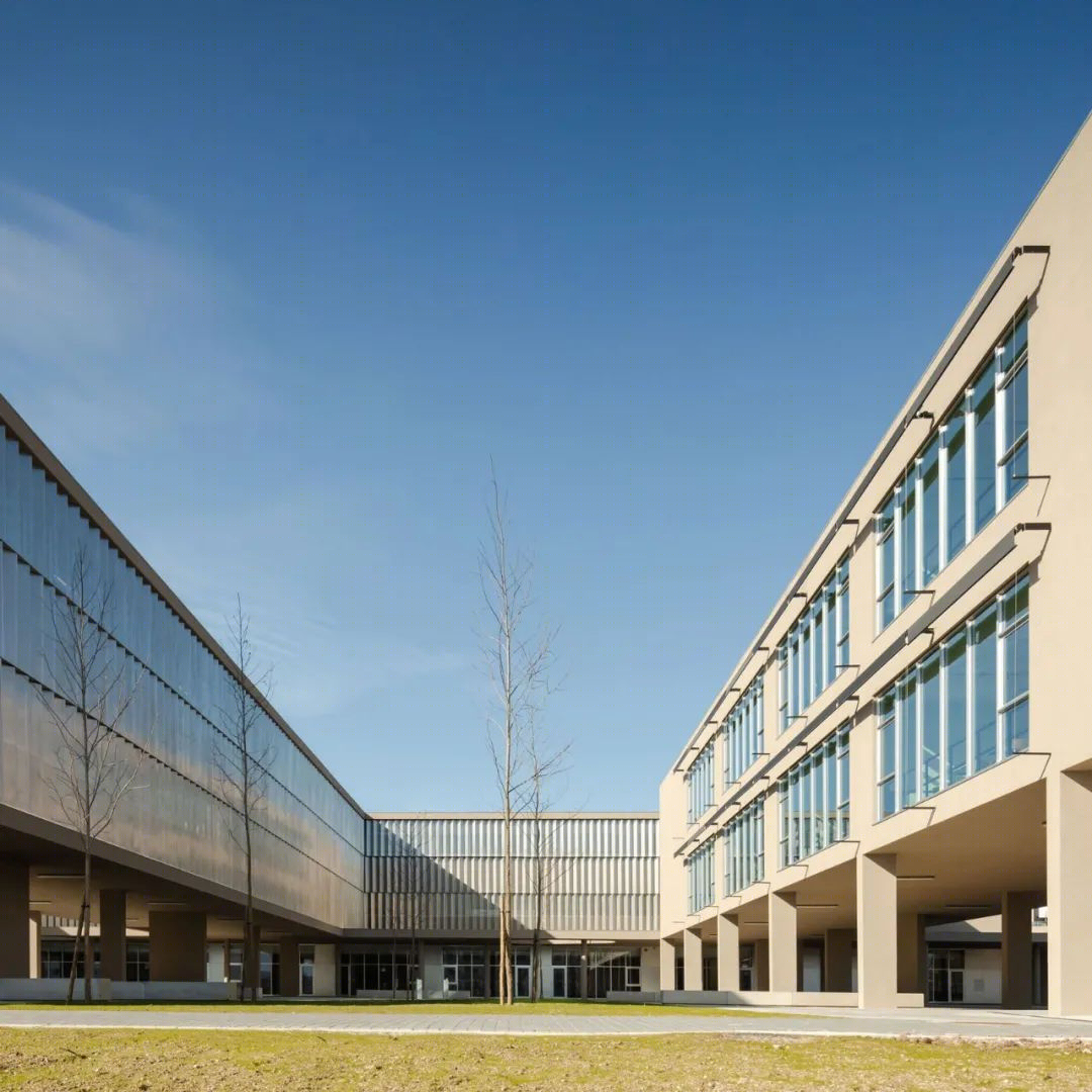 葡萄牙 Taipas 村中小学设计 | 架空层带来丰富空间体验-0