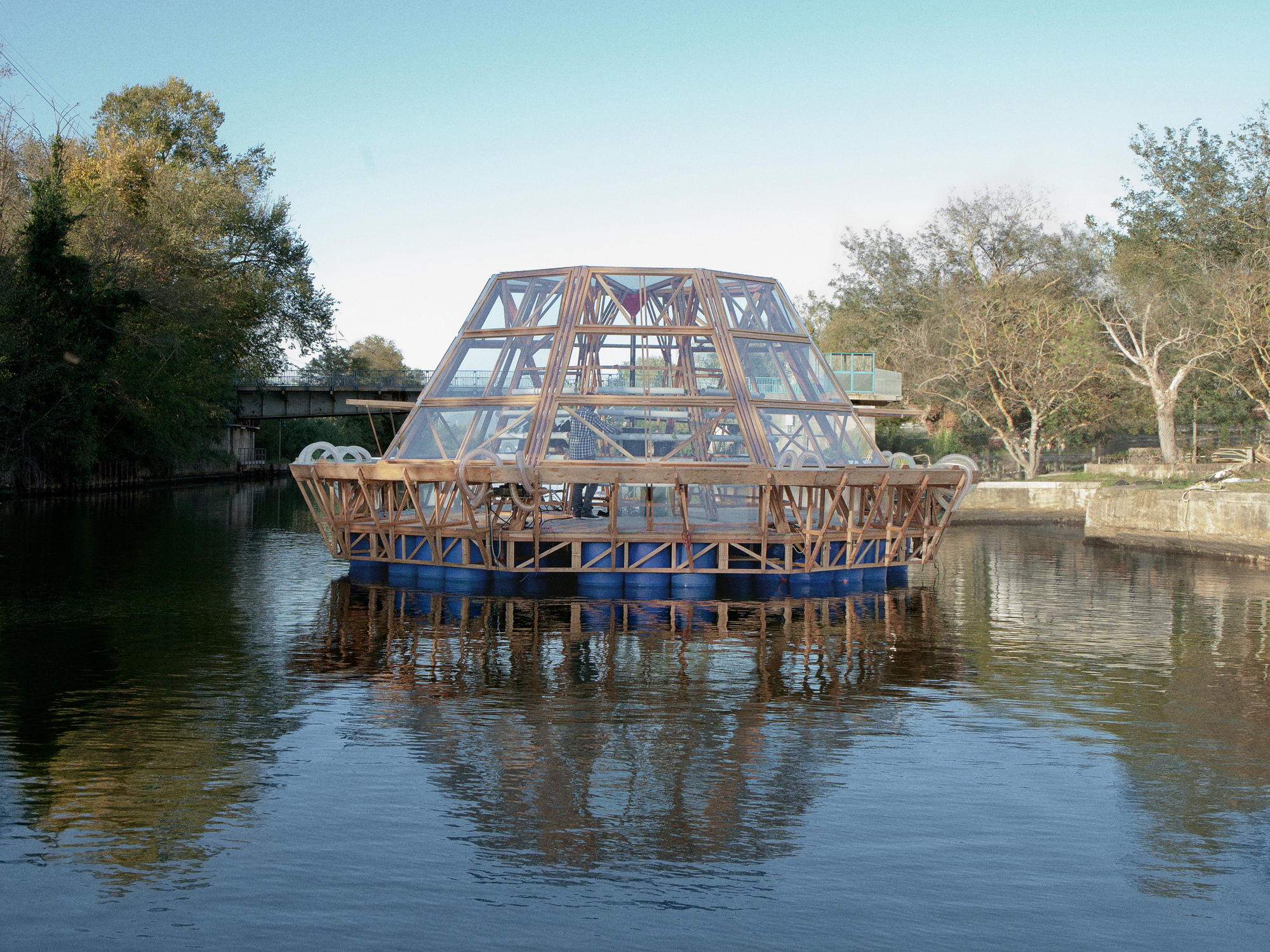 漂浮在水中温室的水母船（Greenhouse jellyfish boat floating in the water）-4