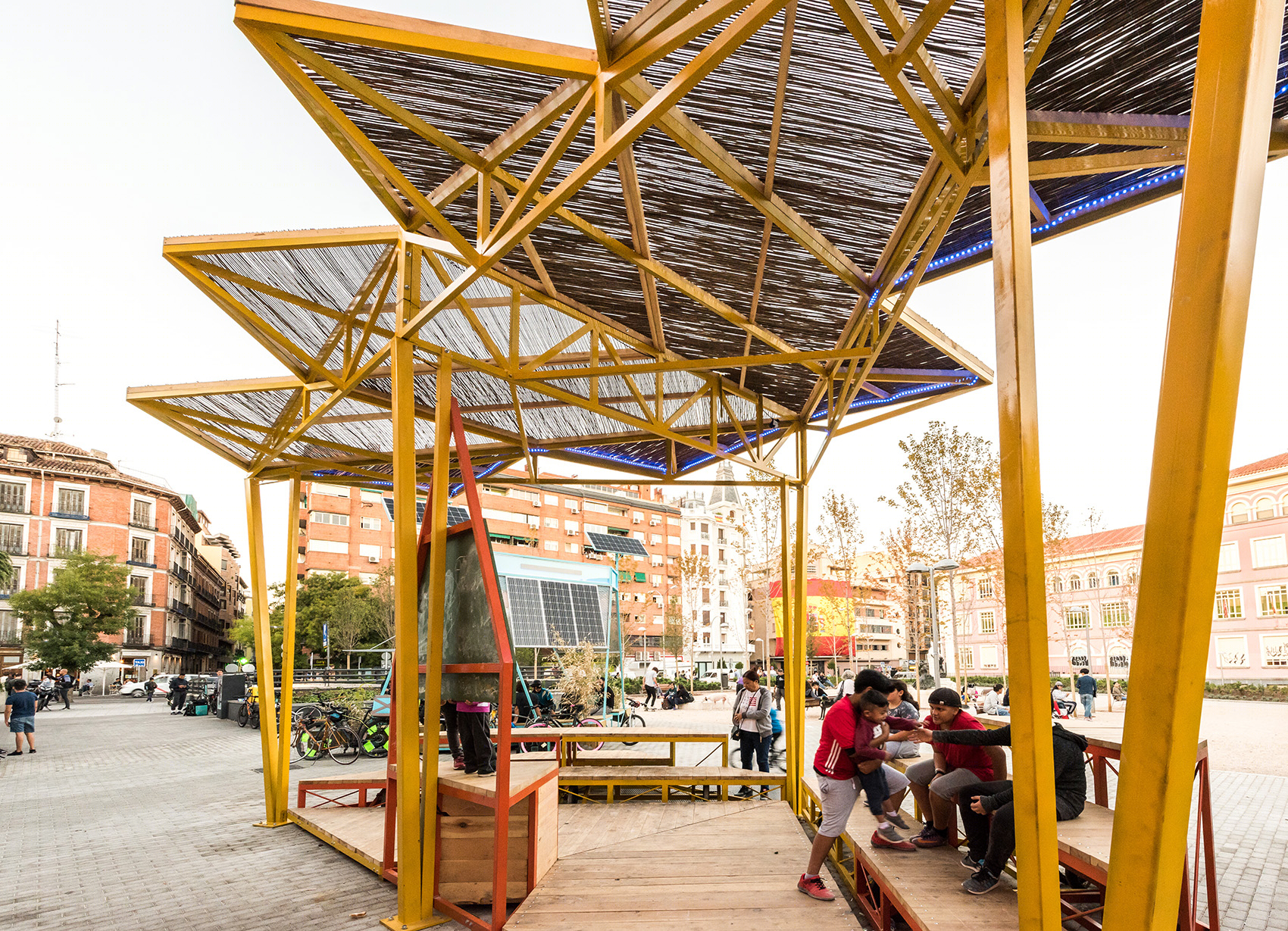 马德里公共广场自给能源实验 · 城市空间装置-15