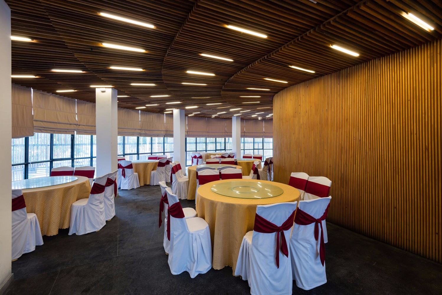 越南荣市“绿意盎然”弯曲旧建筑改建酒店-17