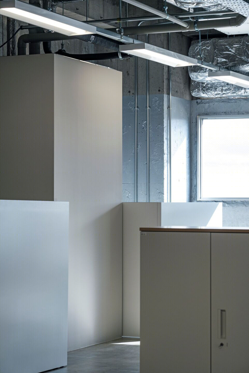 旧百货大楼翻新成灵活办公空间丨日本群马丨SAKUMAESHIMA-59